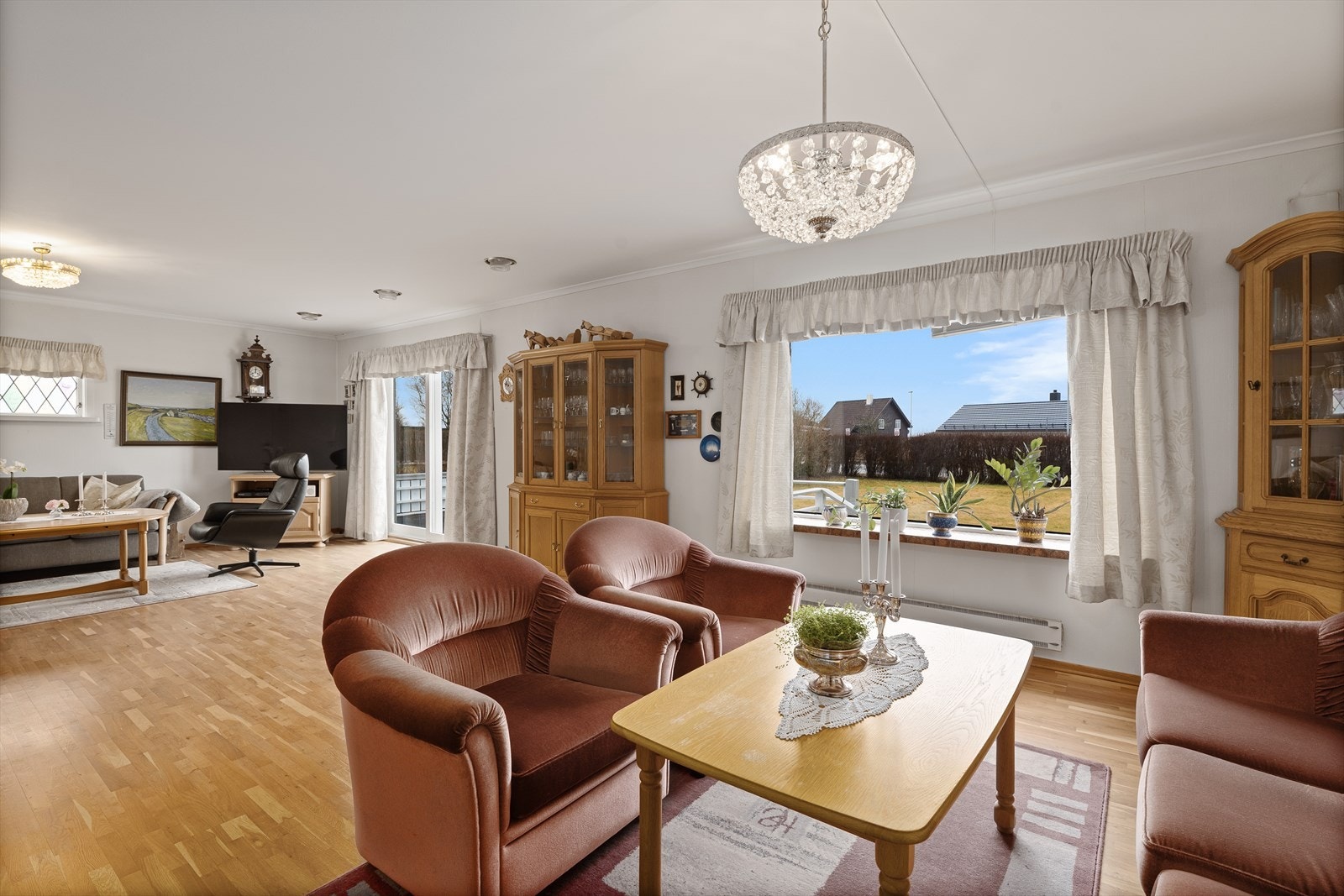 Stuen har parkett på gulv og luse tapetserte veggflater. Galleribilde