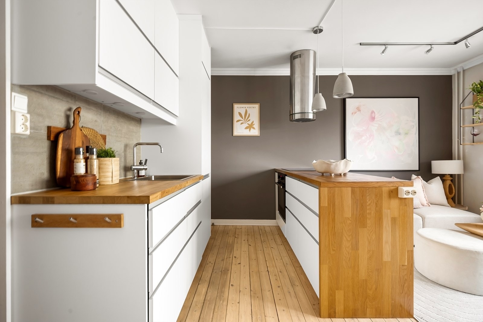 Integrerte hvitevarer med platetopp, stekeovn, oppvaskmaskin og kjøl/fryseskap. Kullfilterventilator over stekesonen. Galleribilde