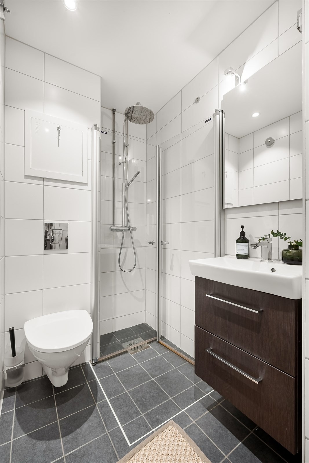 Bad fra 2014 pusset opp i regi av aksjelaget. Rommet har flislagte overflater, elektrisk gulvvarme og downlights i himling. Galleribilde