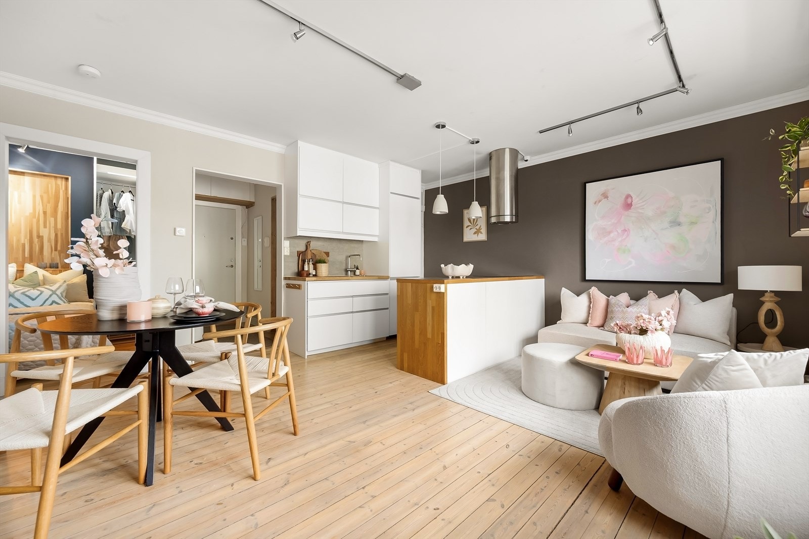 Kasper Hillås har gleden av å presentere Sofies gate 66B. Foto Martine Eren Jacobsen. Galleribilde