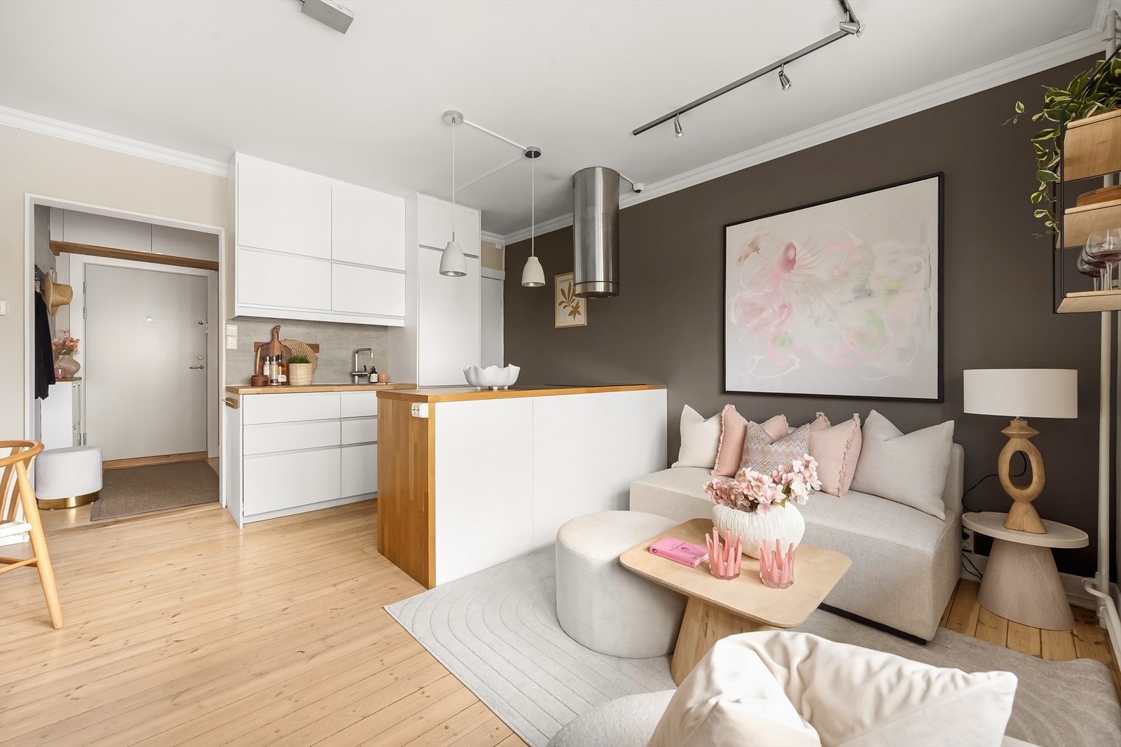 Stuen er lun, innbydende og har en naturlig planløsning. Galleribilde