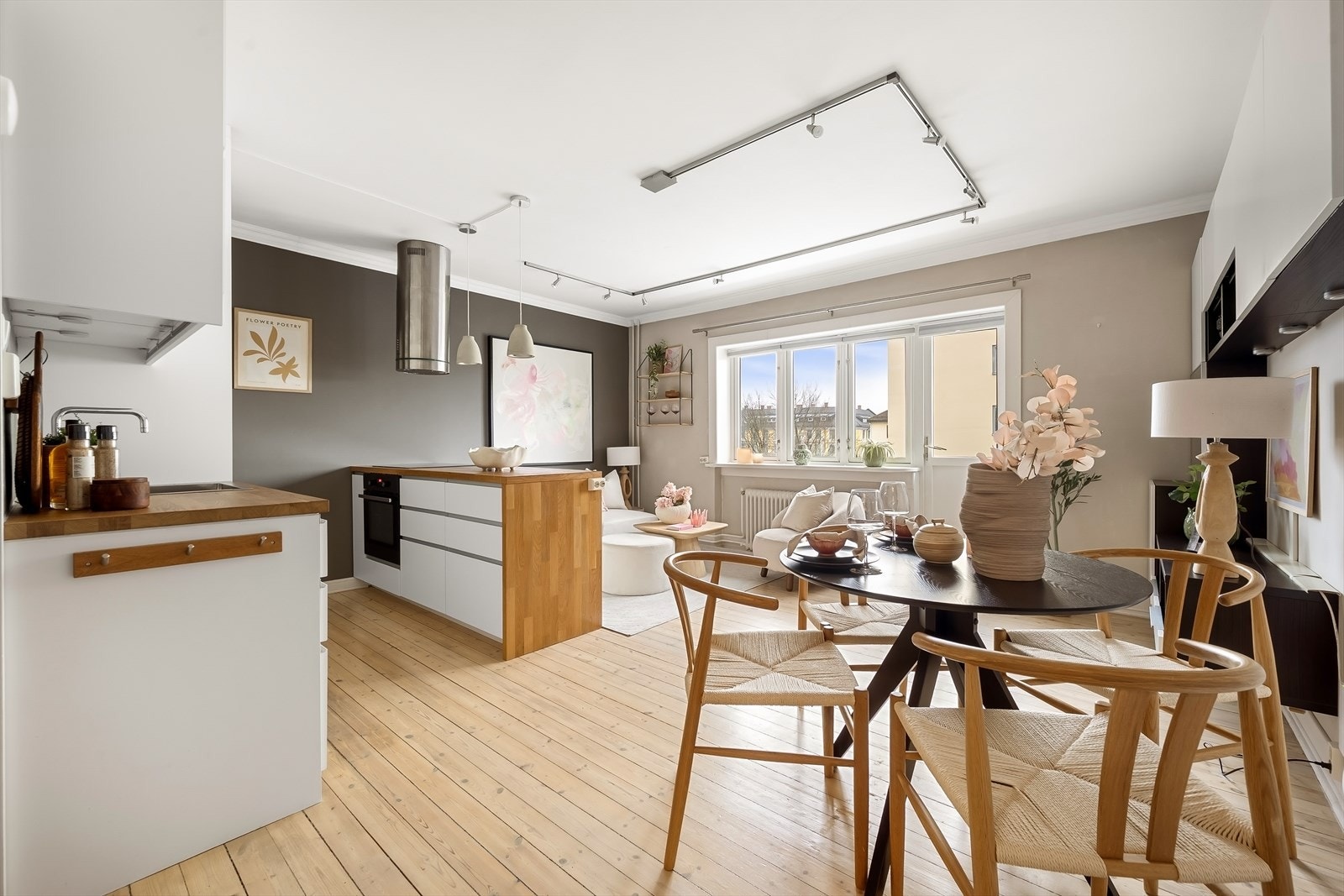 Leiligheten ligger i 4. etasje og inneholder entré, kjøkken, stue, sovealkove, kott og bad. Galleribilde