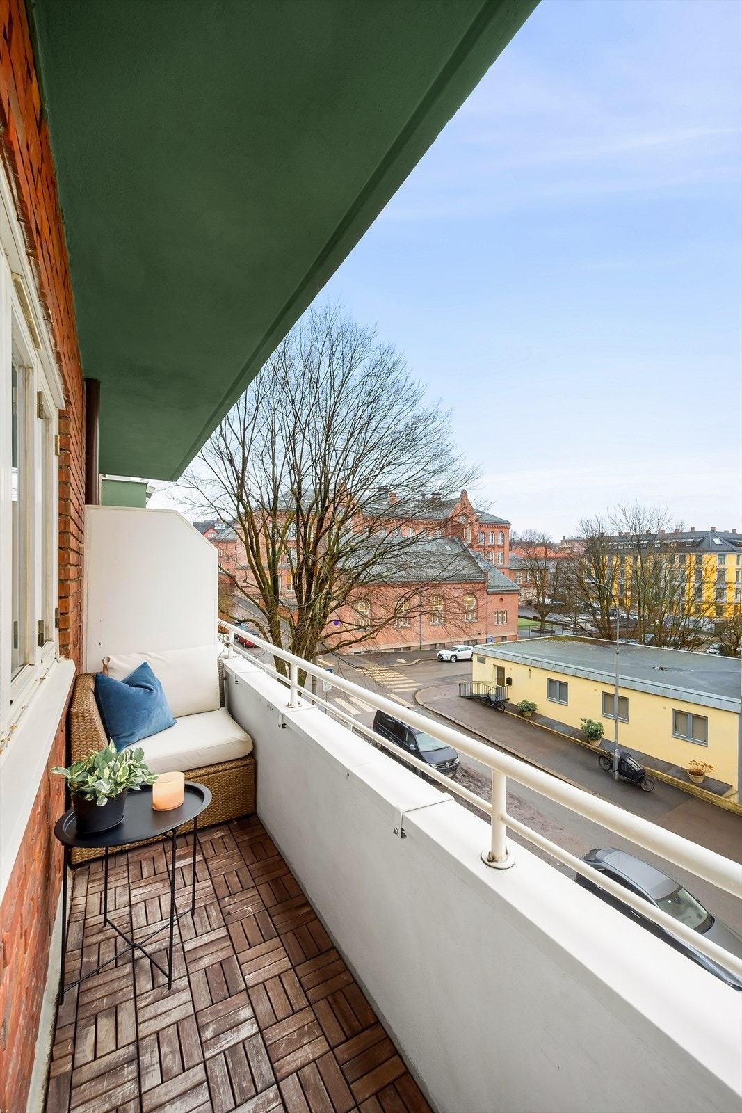 Fra stuen er det utgang til en sydvendt balkong på ca. 3 kvm. Det er plass til kafesett og beplantning. Galleribilde