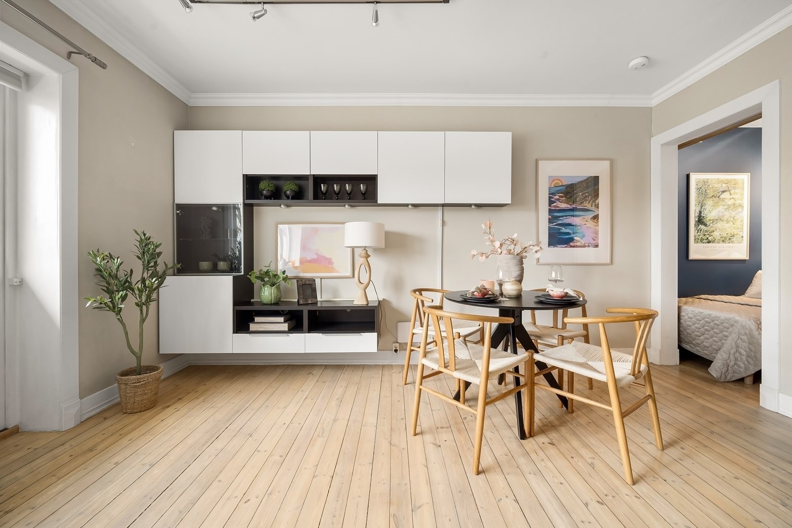 Ved kjøkkenet er det god plass til spisegruppe. Galleribilde