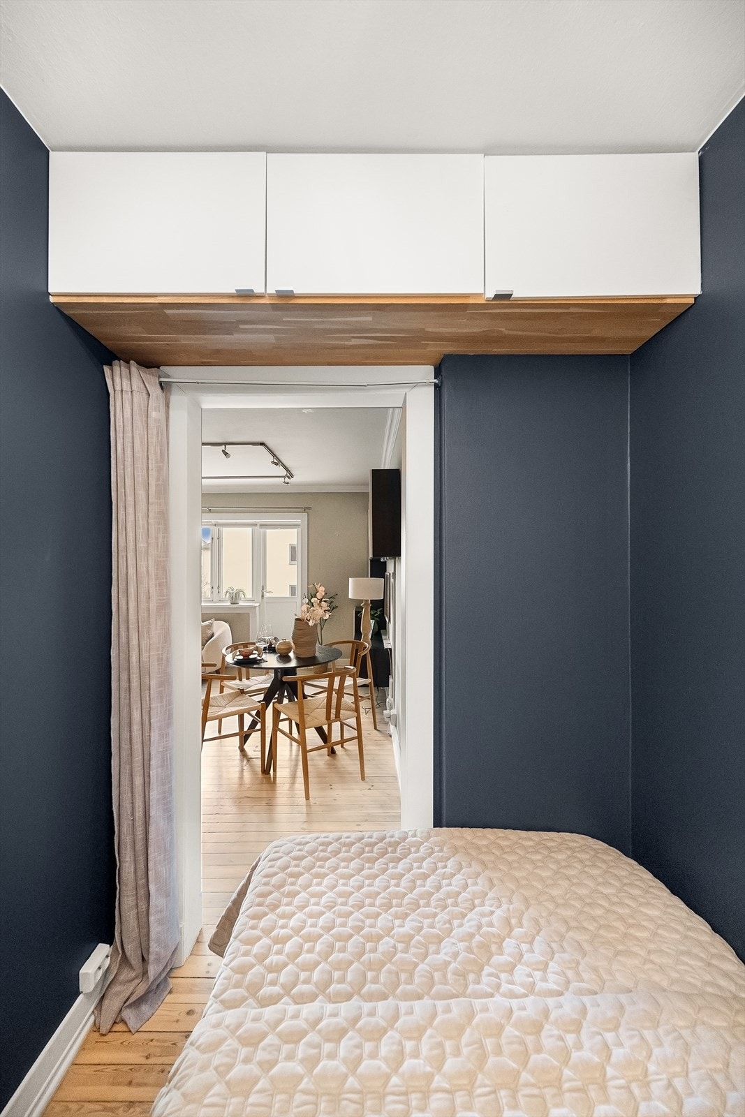 Alkoven kan enkelt skjermes med forheng. Galleribilde