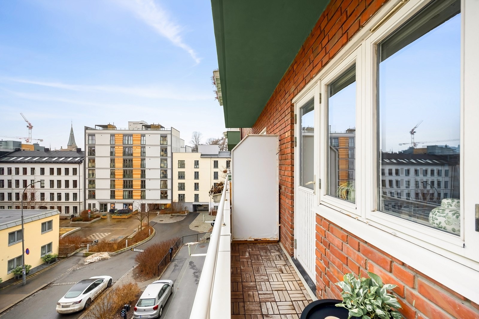 Den sydvendte balkongen har sol store deler av dagen om sommeren. Her har man mulighet for å ta morgenkaffen ute, samt sole seg etter jobb og på kveldstid. Galleribilde