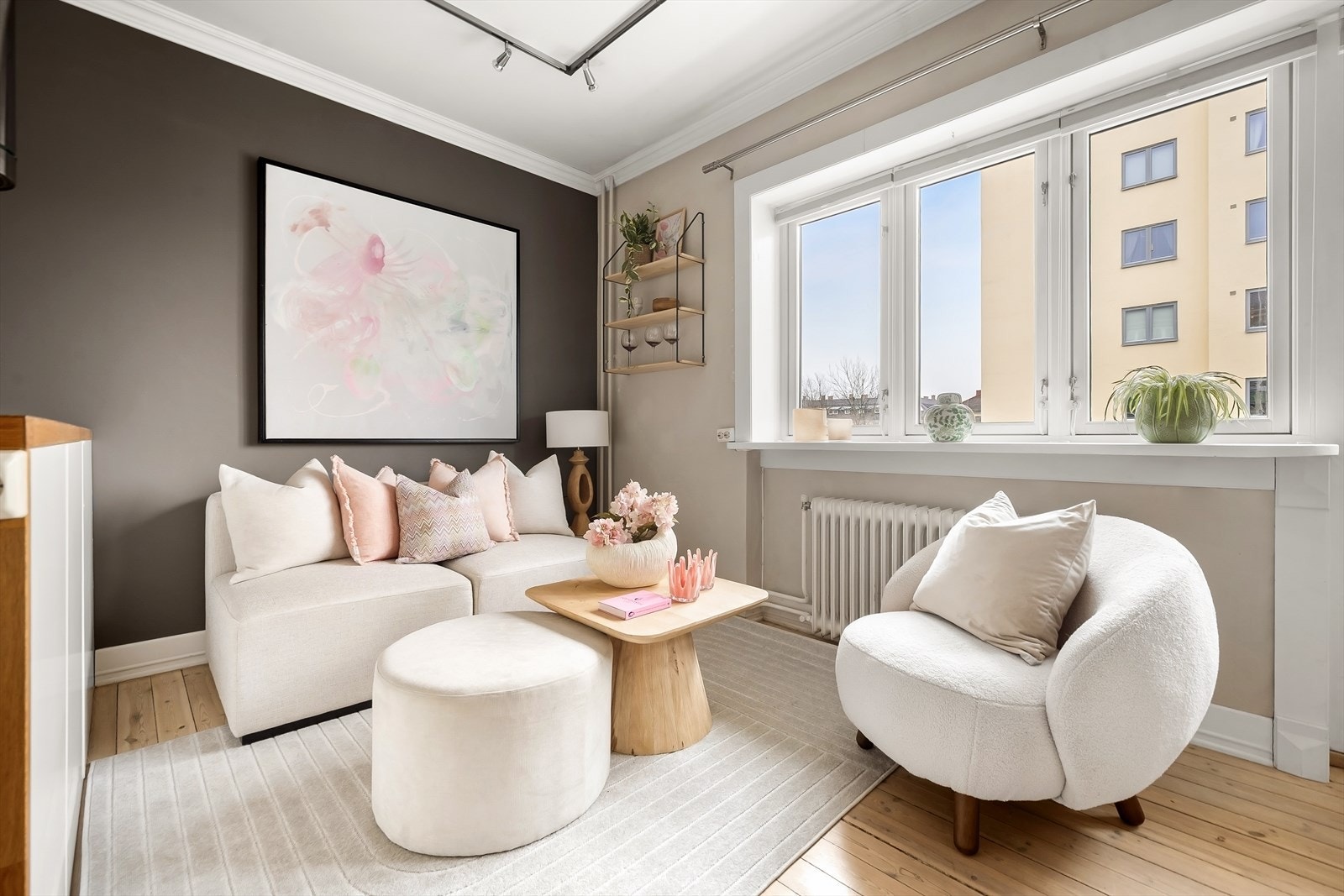 Leiligheten ligger høyt og luftig i byggets 4 etasje uten sjenerende innsyn eller gjenboere. Galleribilde