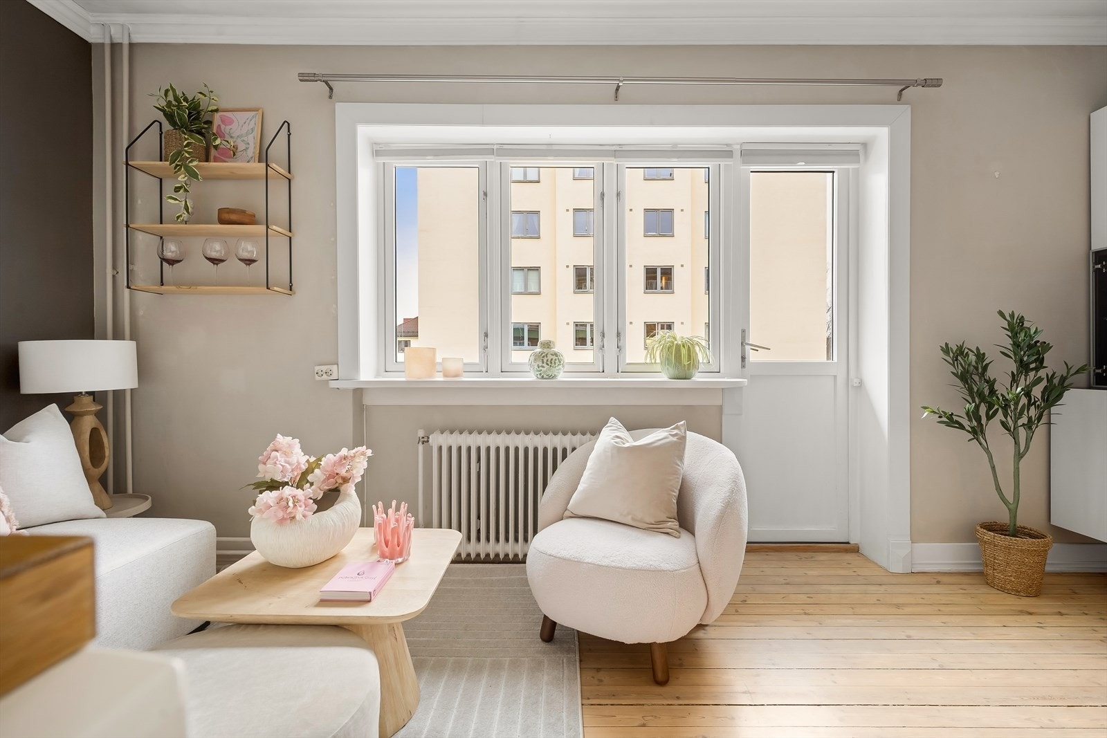 Rommet har store vindusflater og balkongdør som sikrer godt innslipp av naturlig lys. Galleribilde