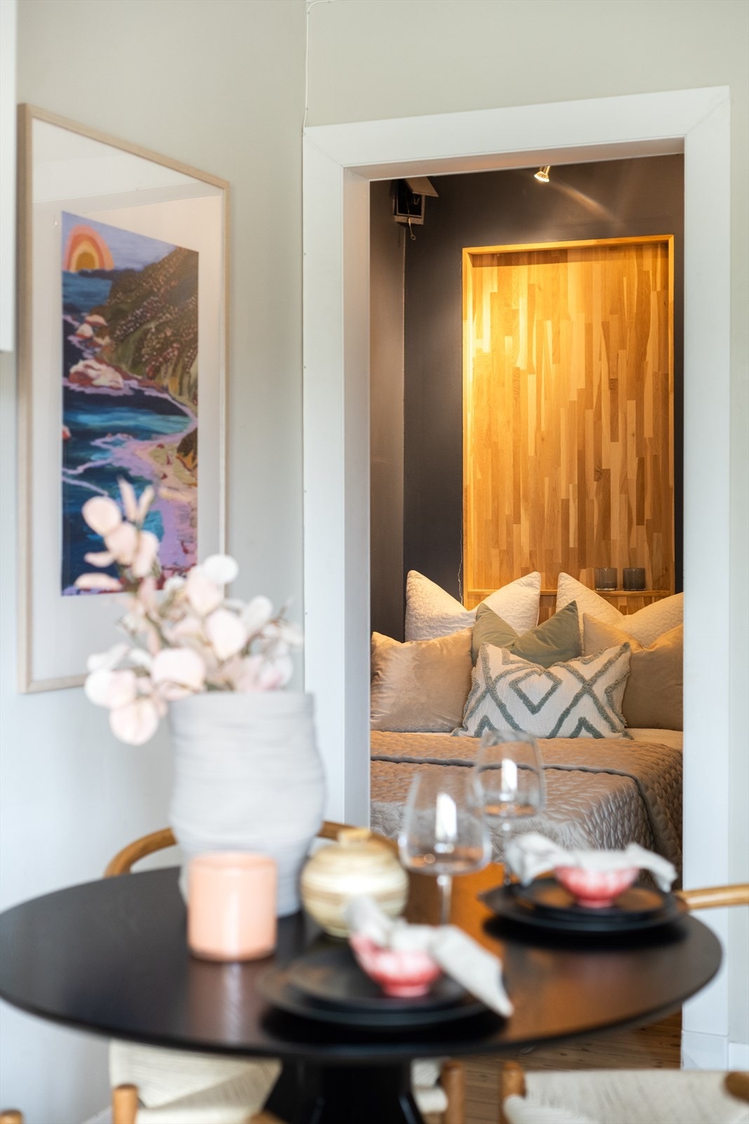 Det er en smart og skjermet løsning med sovealkove fra stuen. Galleribilde