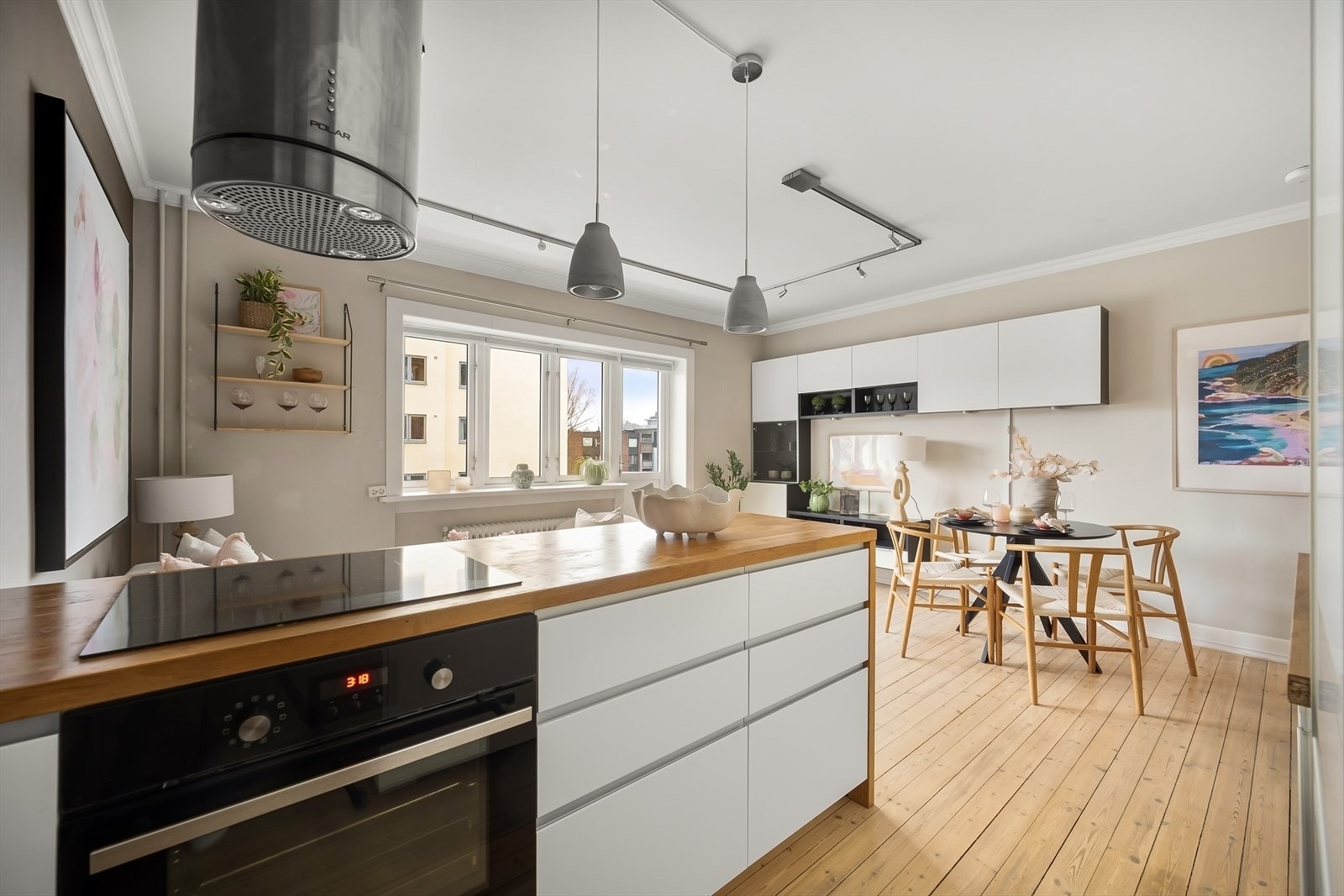 Selger kommer til å savne den interne beliggenheten, som er i et veldig fint/ryddig og rolig nabolag med svært lite støy fra trafikk og mennesker, samtidig som man har tilgang på "alt" i umiddelbar nærhet. Galleribilde