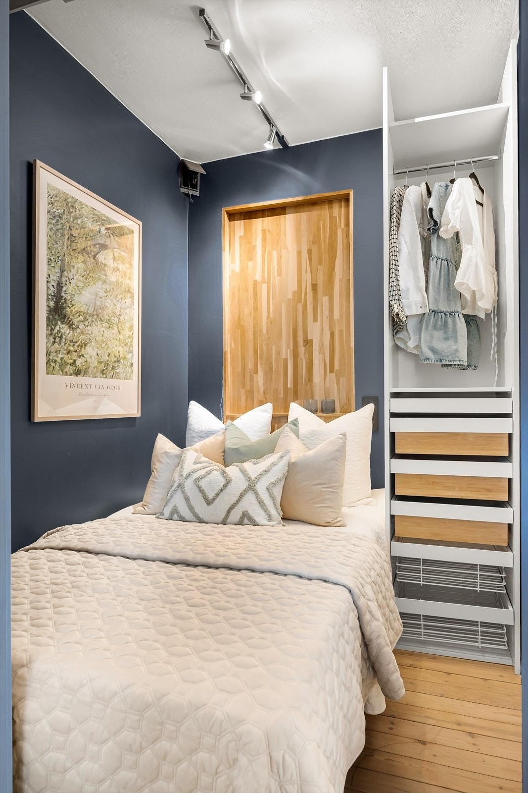 Her er det plass til seng og garderobeskap. Galleribilde