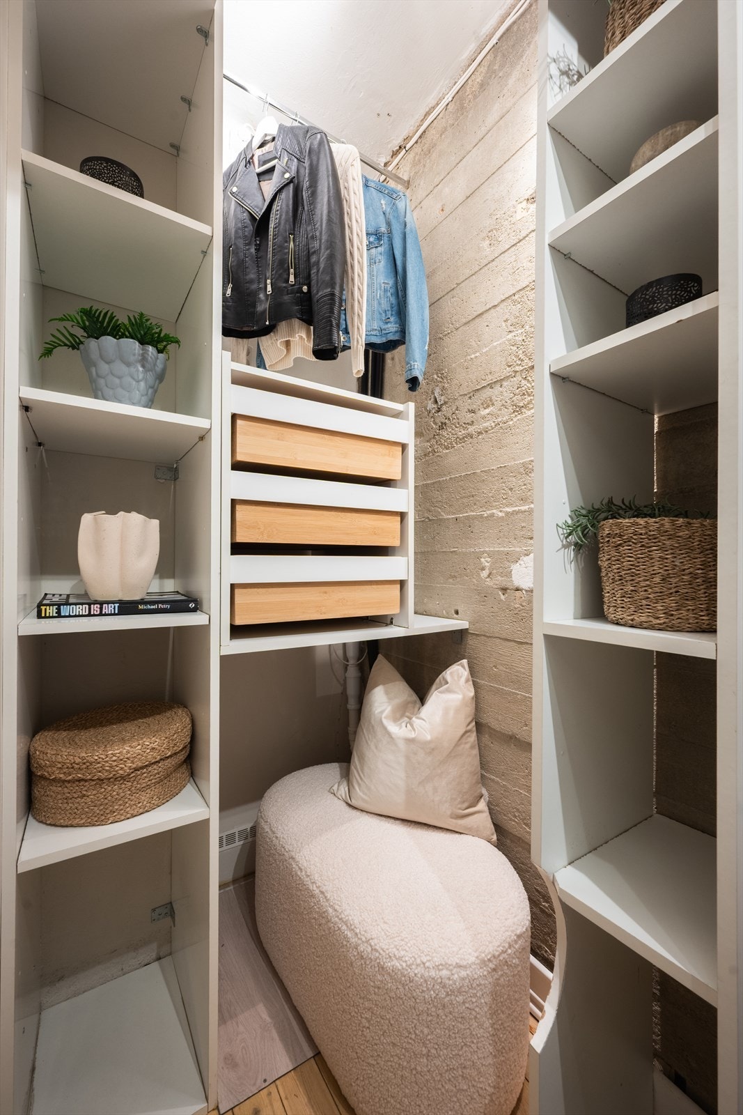 I gangen er det en åpen garderobenisje (kott) med knagger og hyller for oppbevaring av yttertøy. Det er tilrettelagt for å sette inn vaskemaskin i kottet. Galleribilde