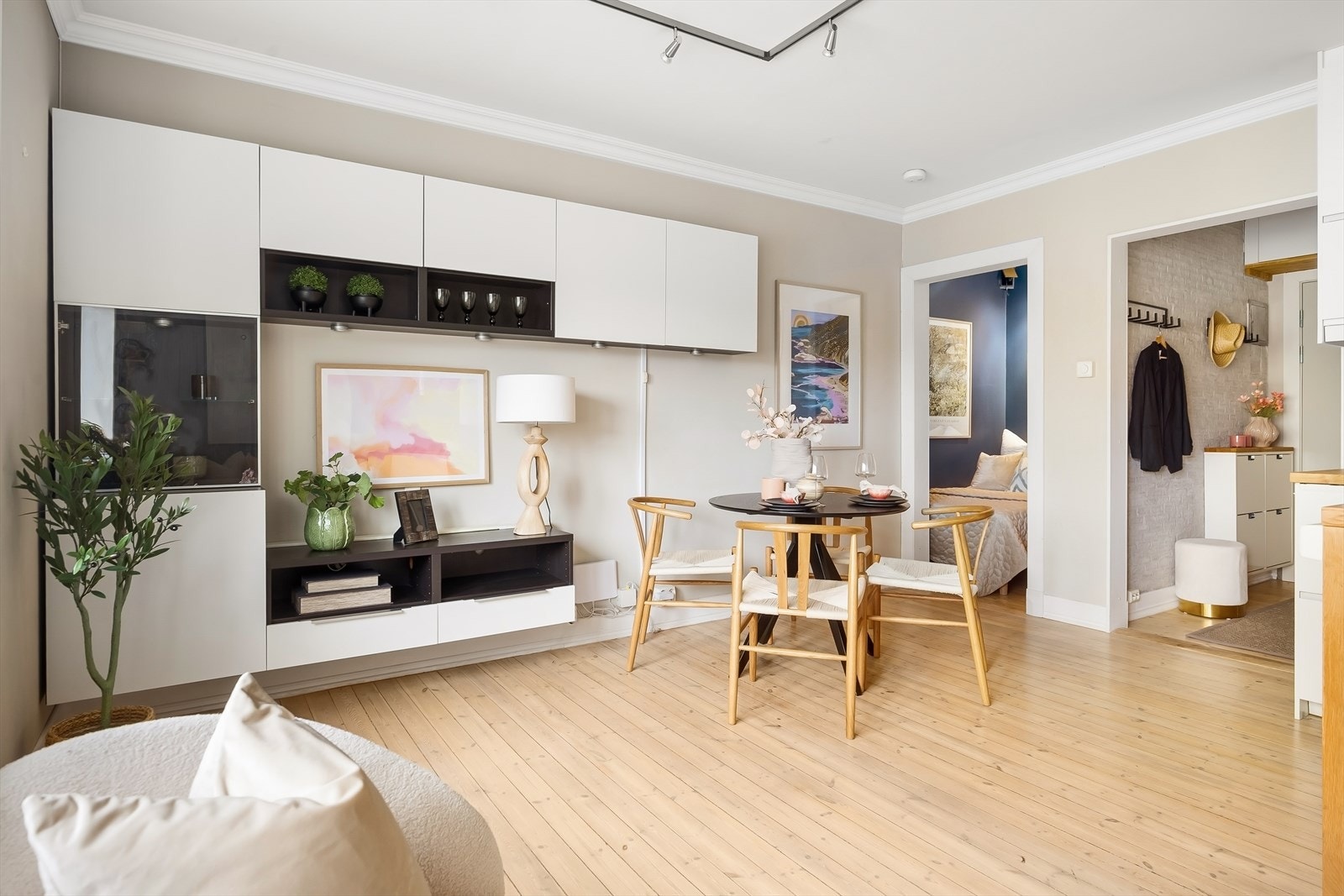 Stilig, plassbygd skap/tv-møblement. Galleribilde