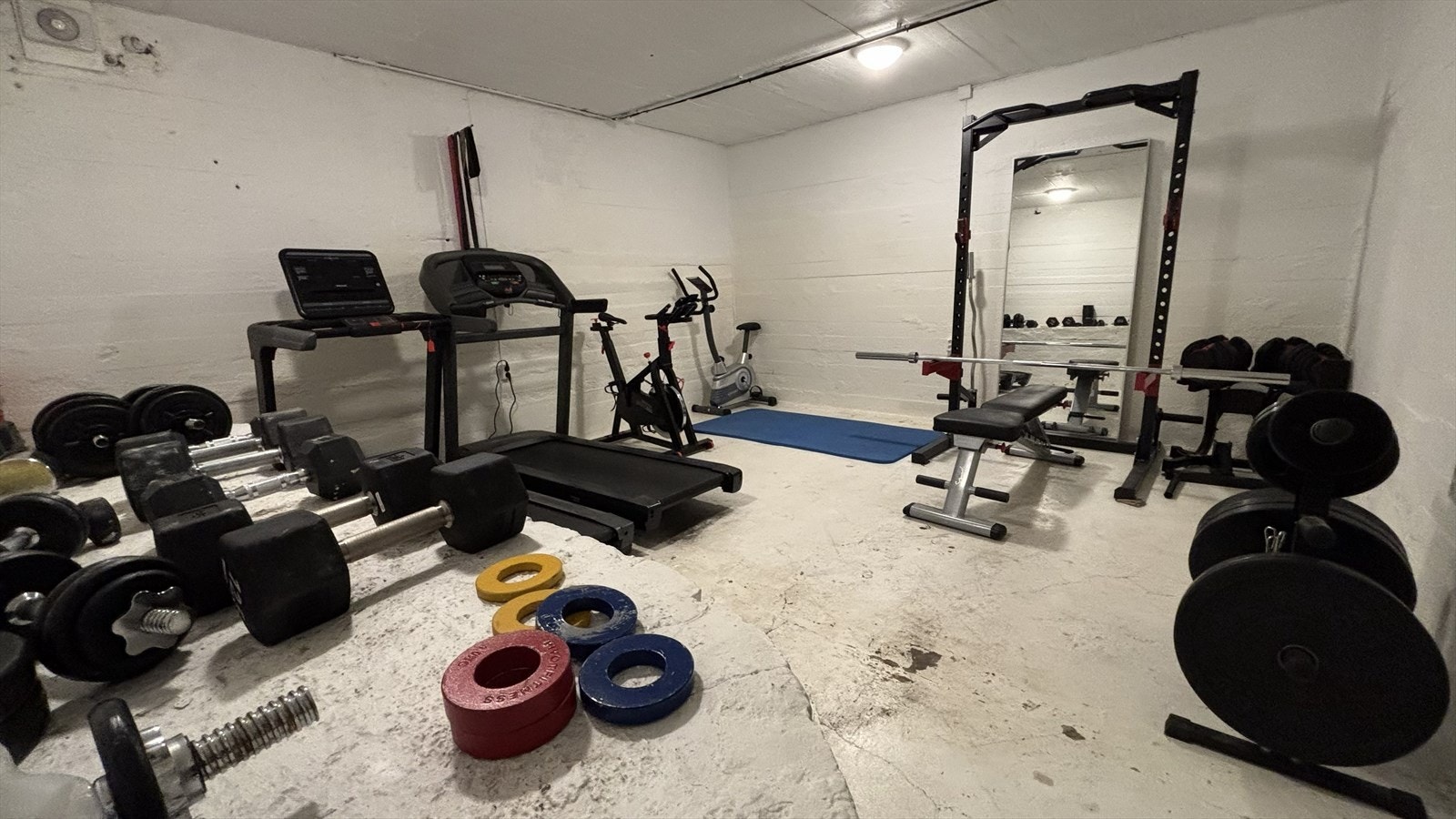 Treningsrommet i kjelleren gjør det svært praktisk/enkelt å få utført en treningsøkt. Galleribilde