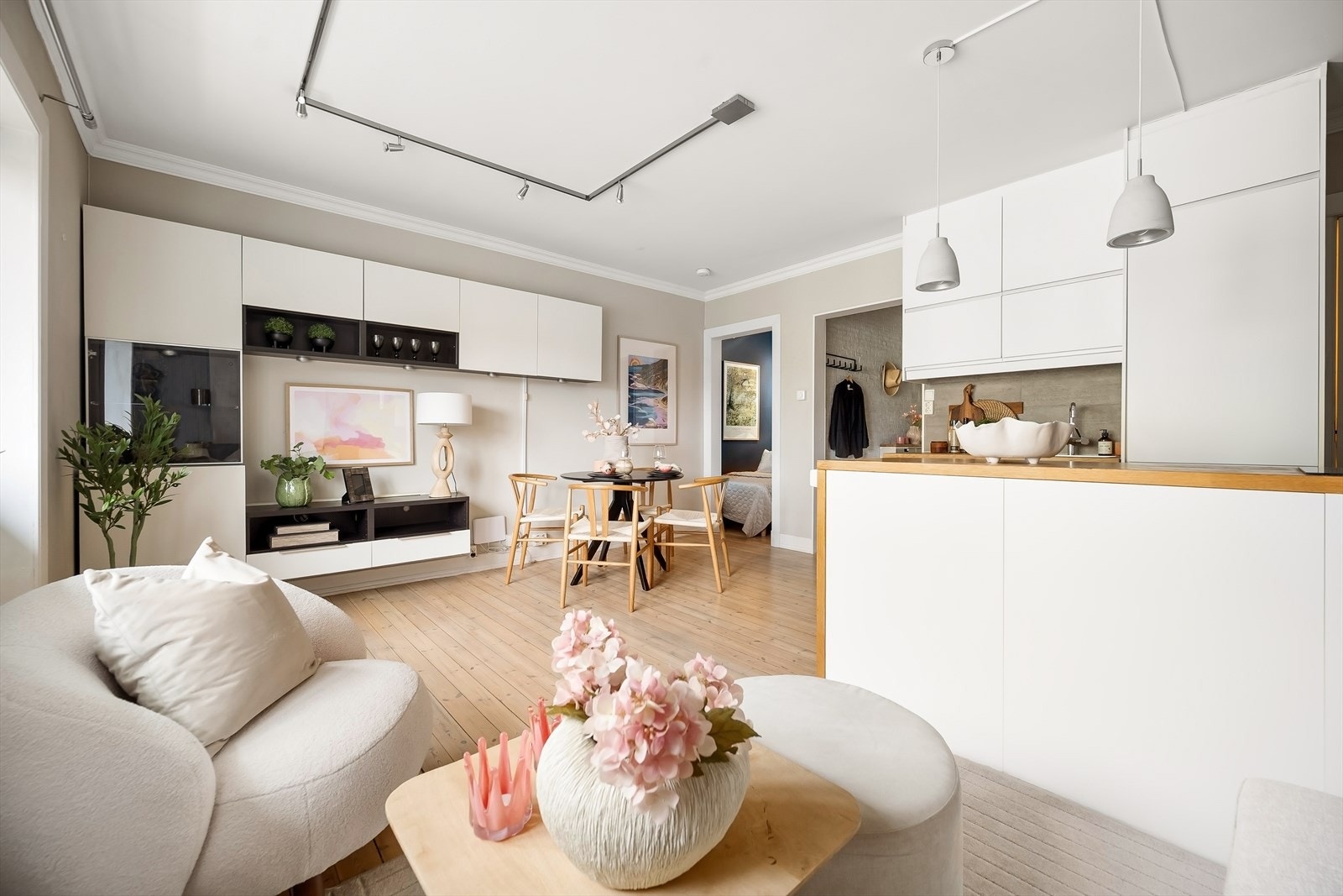 Overflatene består av originalt heltregulv og veggene er holdt i delikate farger. Galleribilde