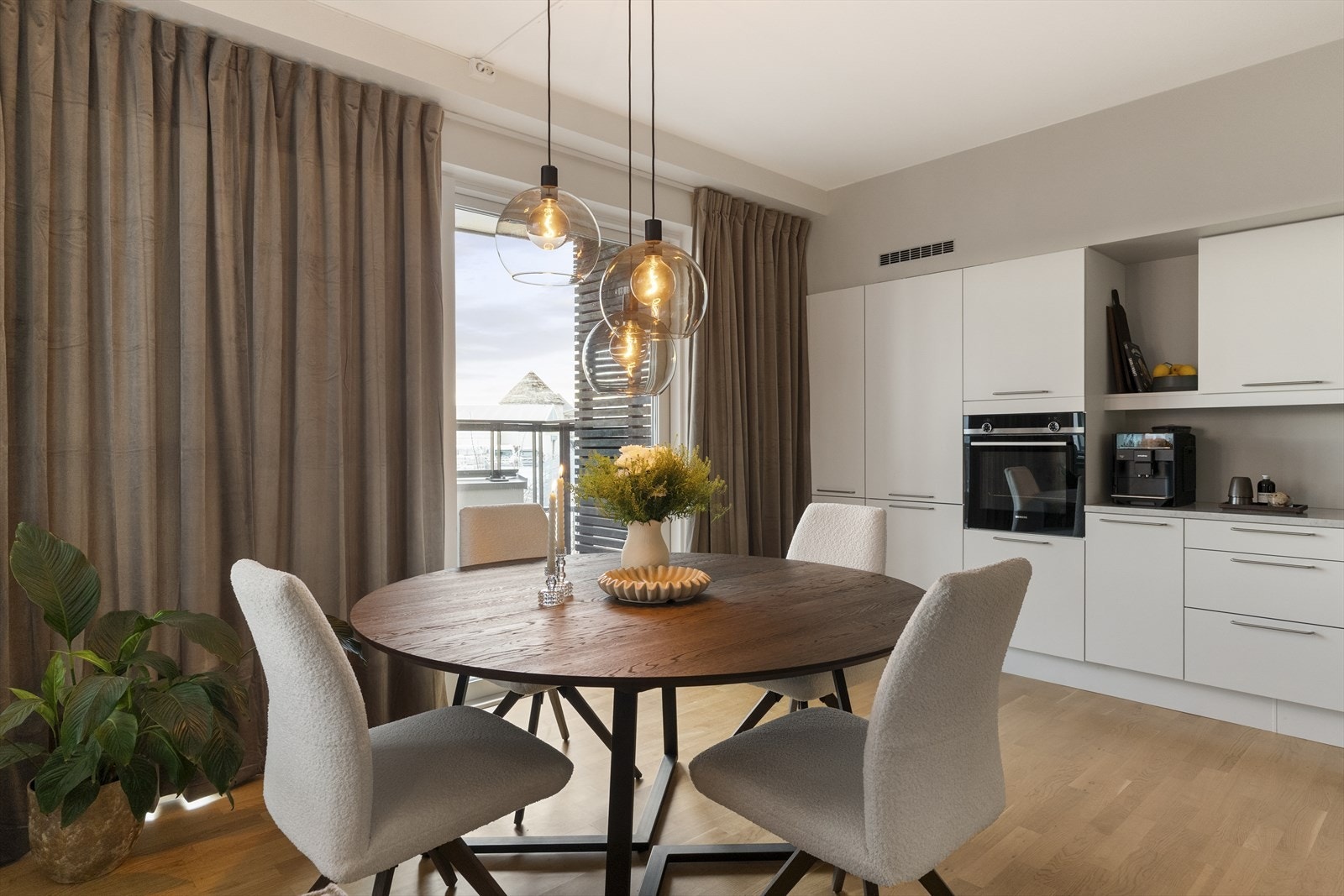 Stue og kjøkken er tilsammen 36 kvm. Her er det også utgang til en flott terrasse på ca 26 kvm. Galleribilde