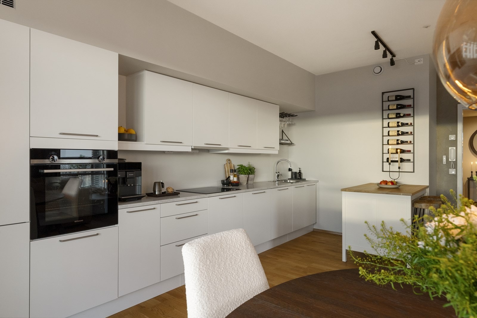 Lyst og lekker kjøkken fra HTH. Integrerte hvitevarer og godt med skap- og benkeplass. Galleribilde