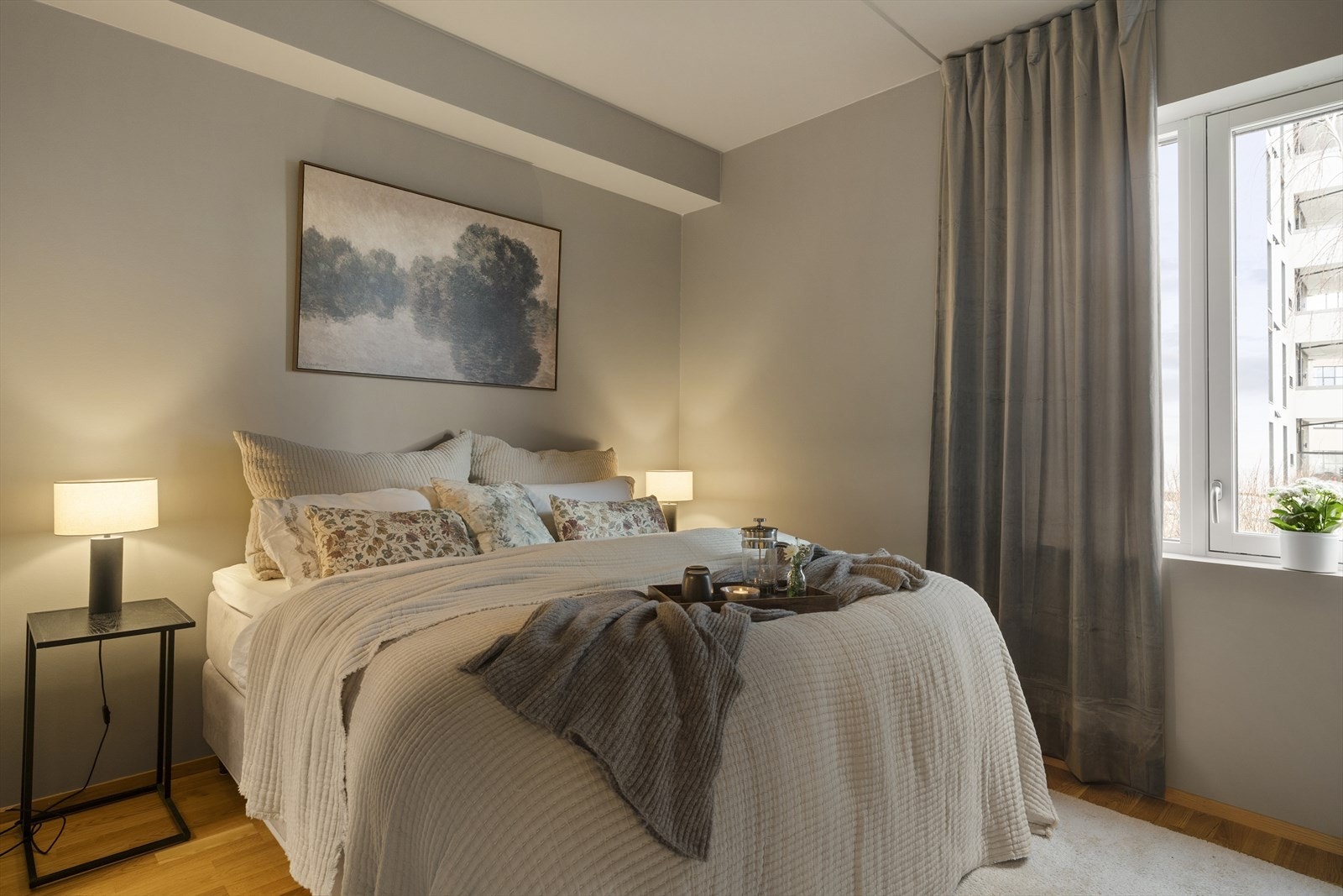 Leiligheten har to flotte soverom. Hovedsoverom er på hele 11 kvm. Galleribilde