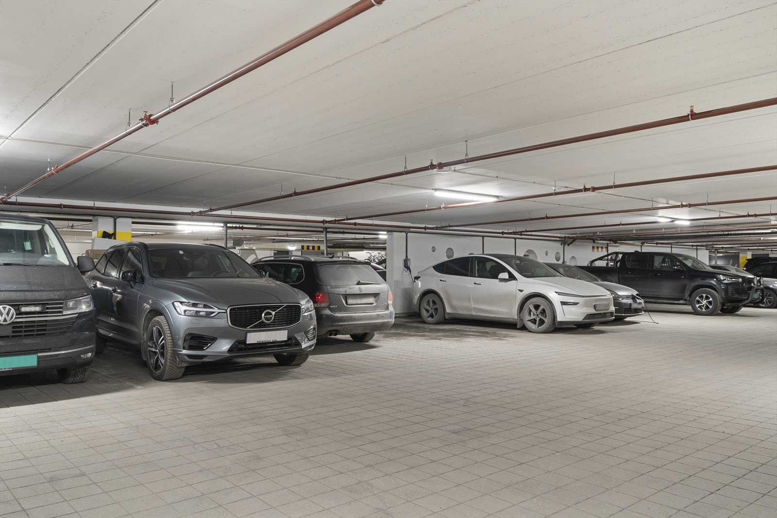 Det medfølger en parkeringsplass i felles p-kjeller. Galleribilde