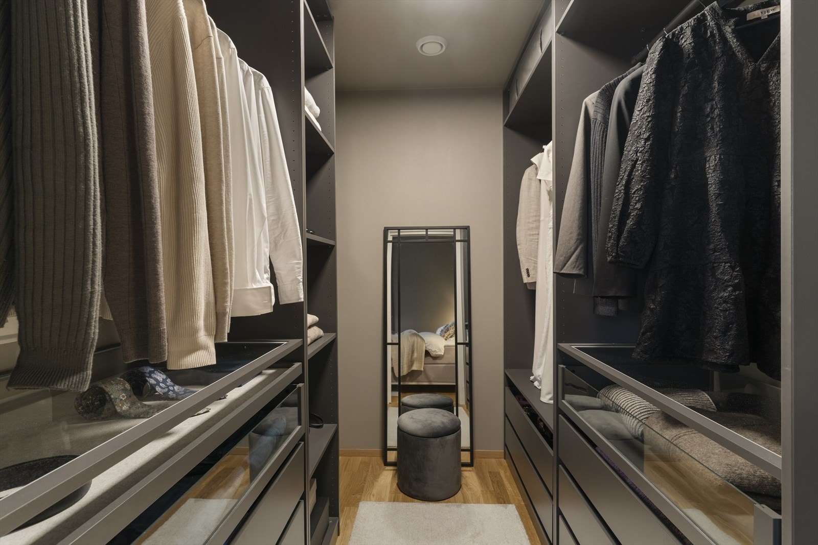 Svært praktisk med walk-in garderobe. Galleribilde