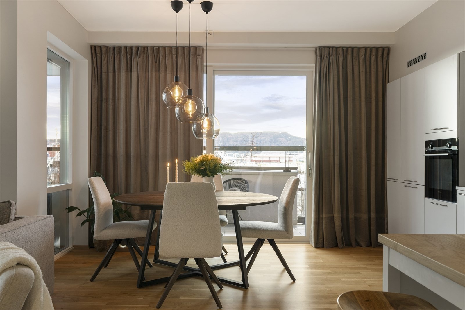 Det er plass til spisebord ved kjøkken for sosiale sammenkomster. Galleribilde