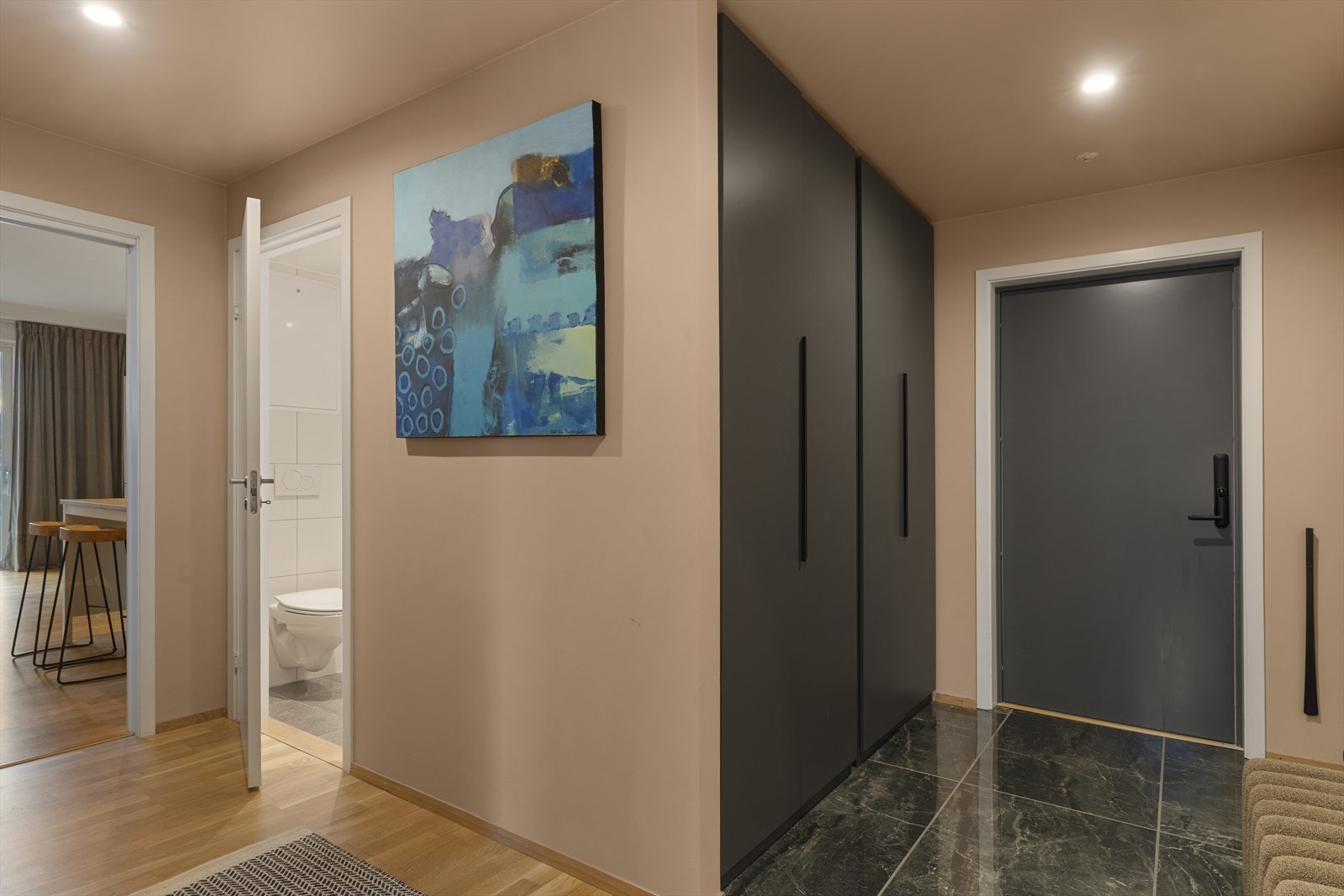 Garderobeskap i entrè/gang. Det er lagt fliser i gangen for å gjøre bruk av gangen enklere på vinter mtp vann/snø. Galleribilde