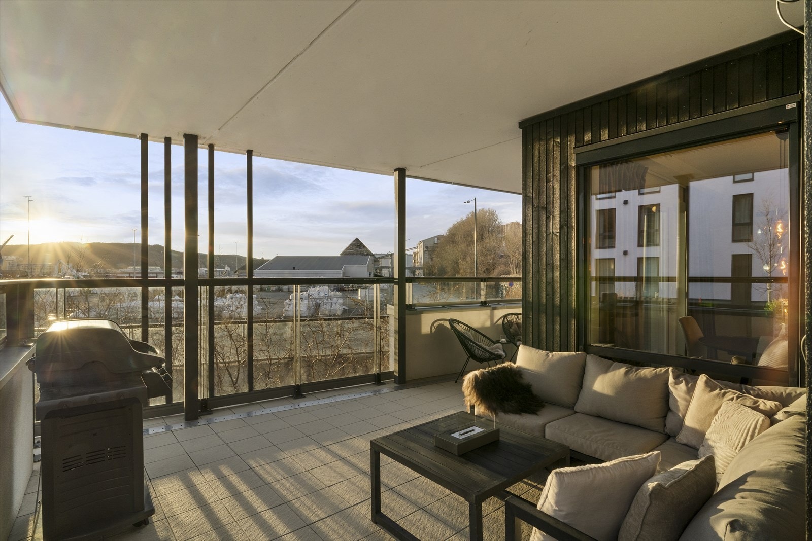 På sommeren så har man sol fra 15:30 til 20:30 på terrassen. Det er også en felles takterrasse på toppen av nabobygget som kan benyttes av beboerne. Galleribilde