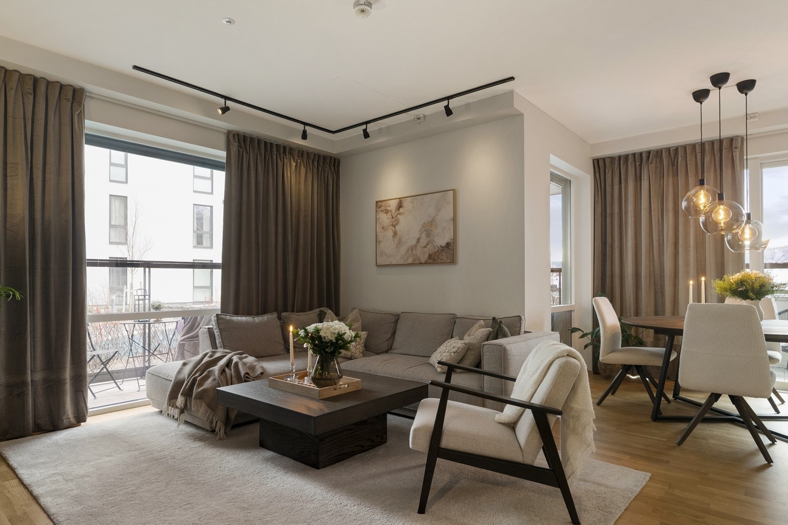 God takhøyde og masse vindusflater (Det er innmontert elektrisk skjerming mot fellesarealer). Galleribilde