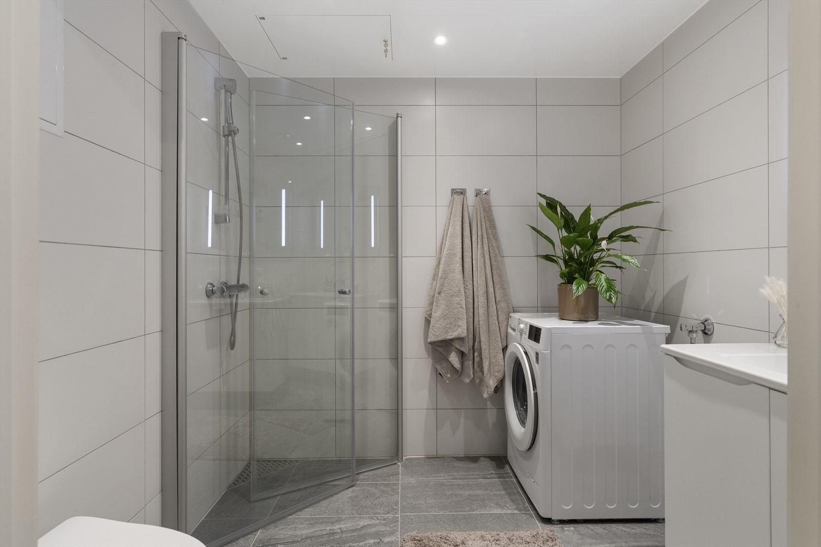 Det er både bad og toalettrom i leiligheten. Galleribilde