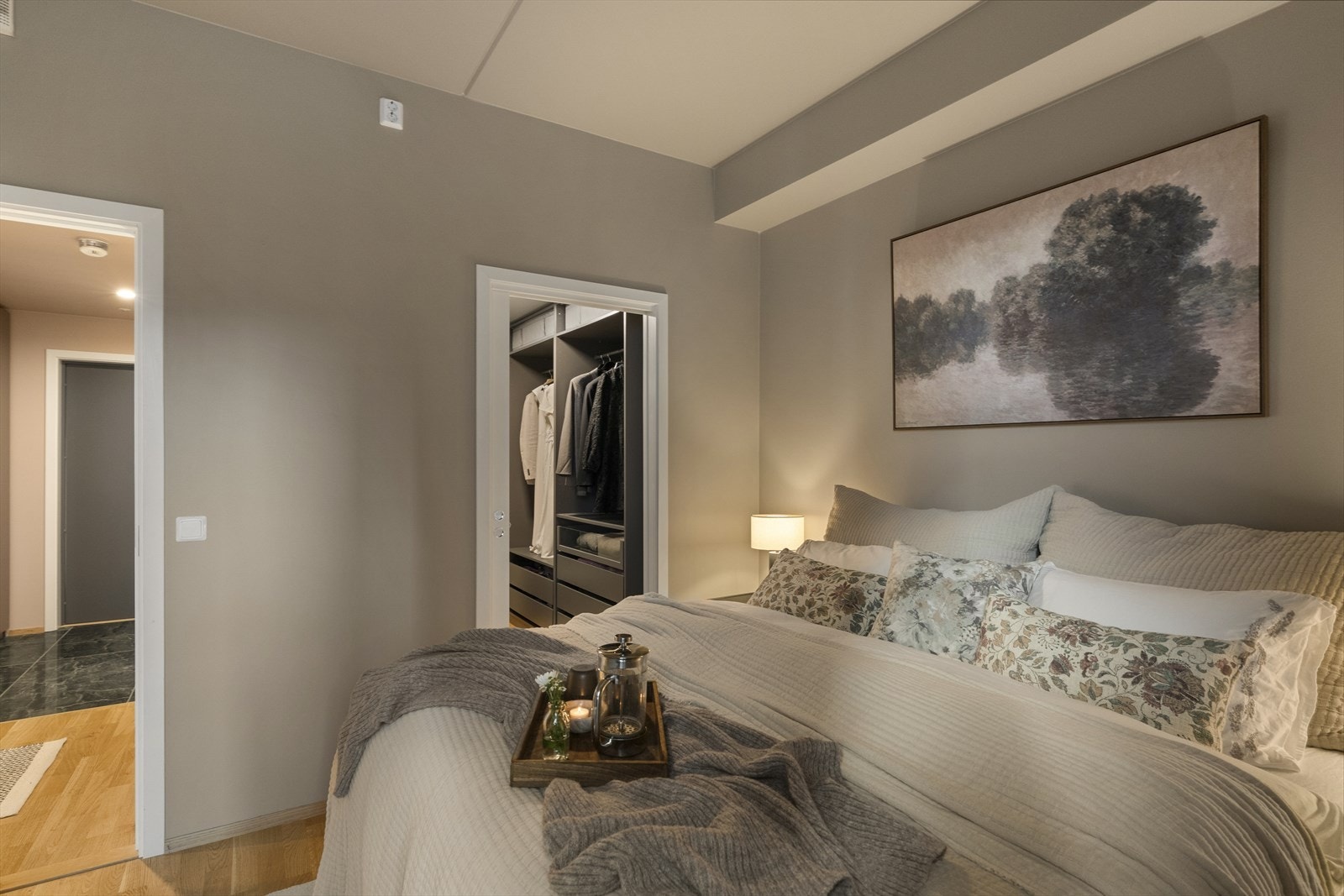 I tilknytning til hovedsoverom er det en walk-in garderobe på 5 kvm. Galleribilde