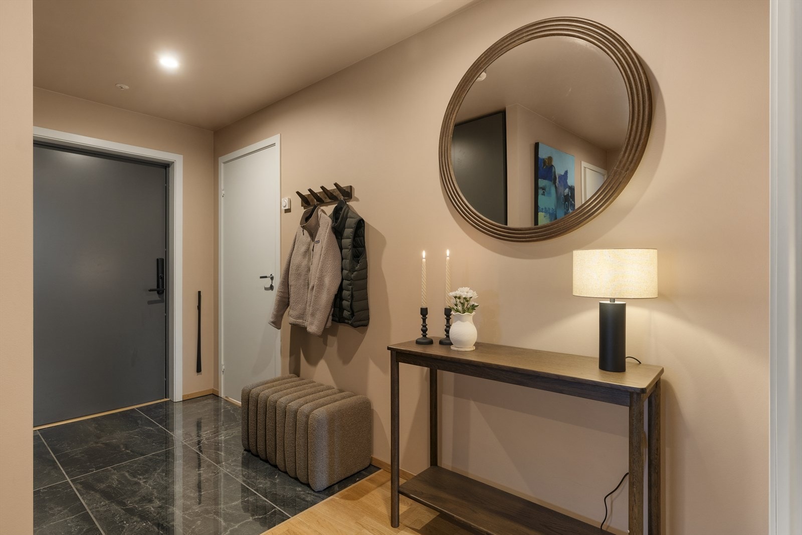 Denne leiligheten har flotte farge- og materialvalg. Galleribilde