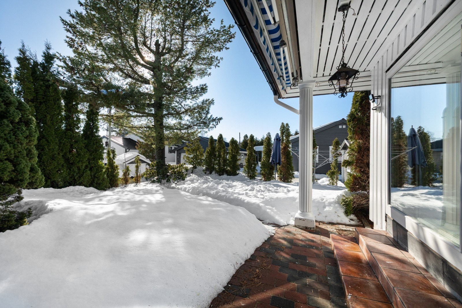 Det er elektrisk markise på terrassen og ved det andre store vinduet i stuen. Galleribilde
