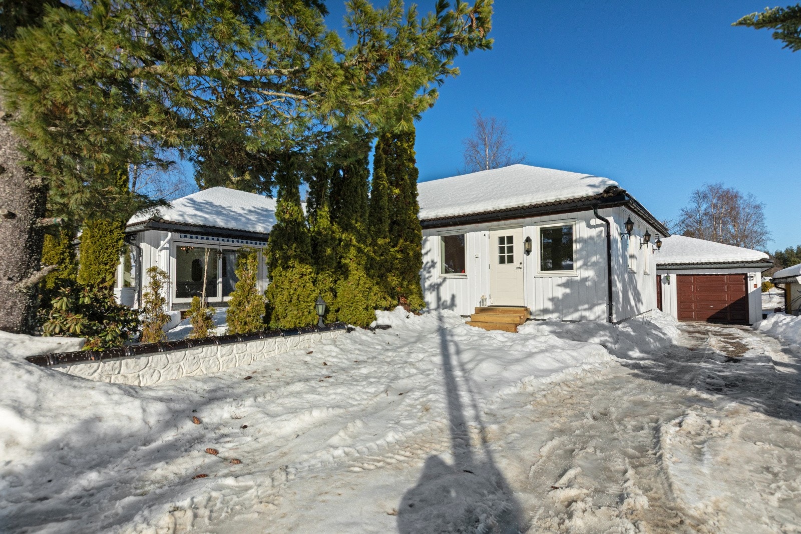 Innkjørselen til eiendommen er romslig. Herfra er det egen inngang til stue nr. 2 i hovedetasjen. Galleribilde