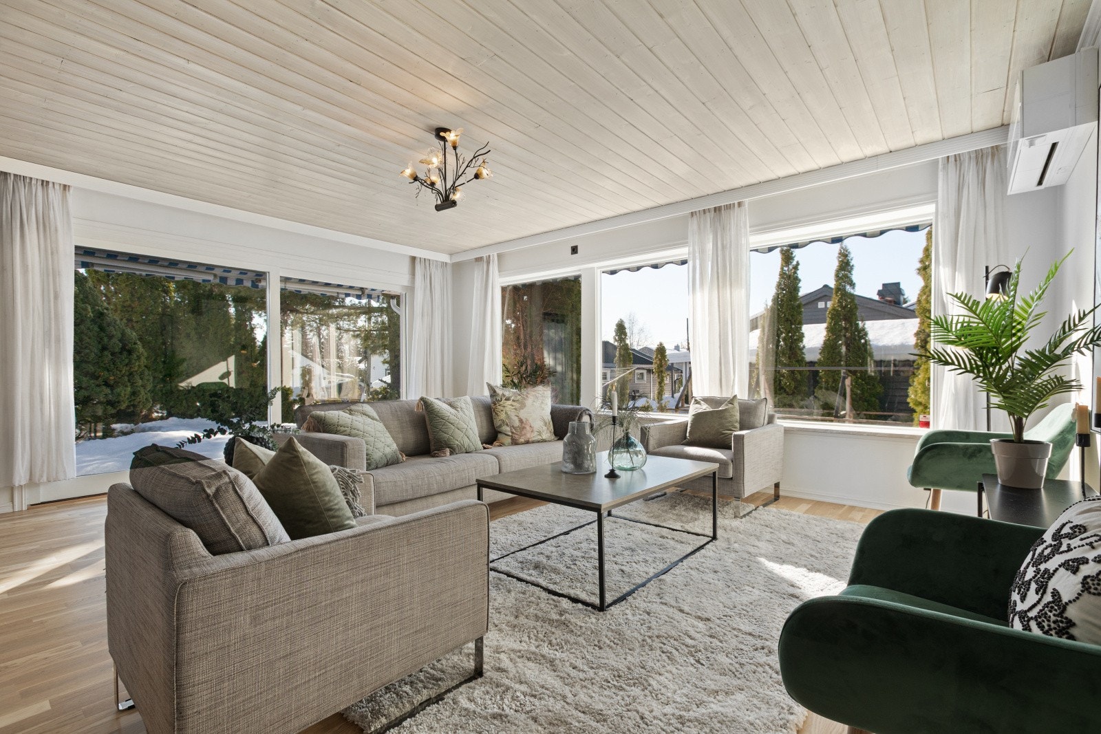 Stuen har store vindusflater som slipper inn rikelig med naturlig lys. Galleribilde