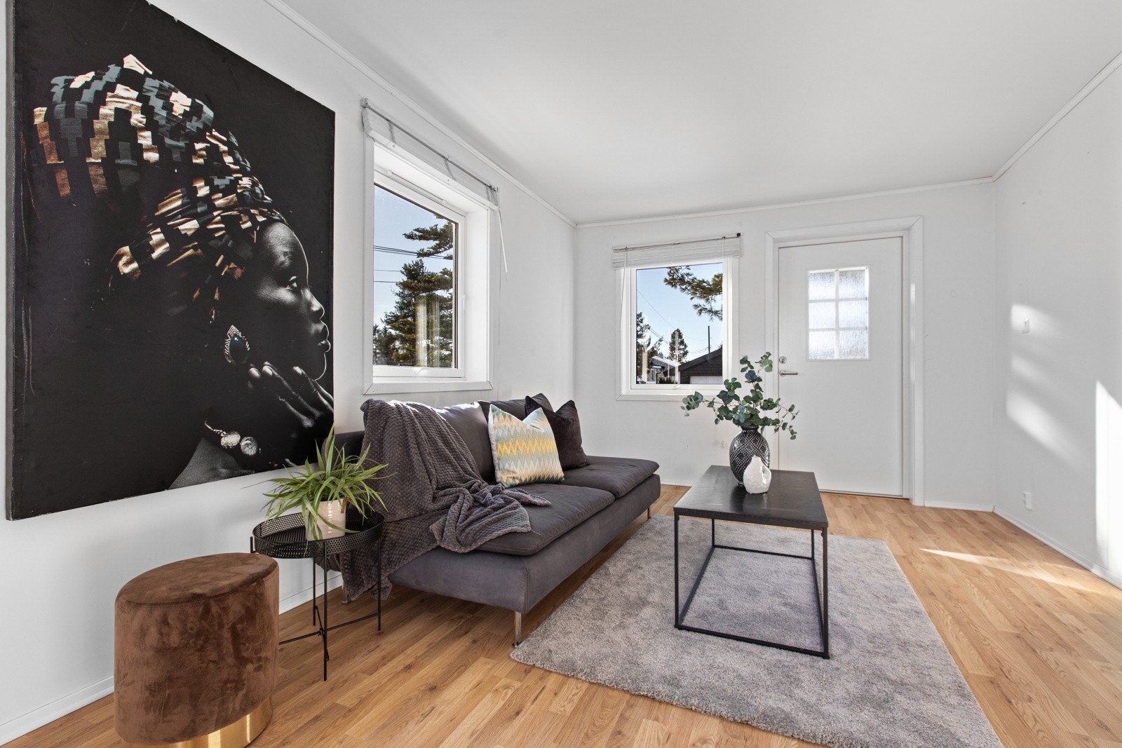 Stue nr. 2 i hovedetasjen har egen inngang fra utsiden, noe som gir fleksible bruksmuligheter. Galleribilde