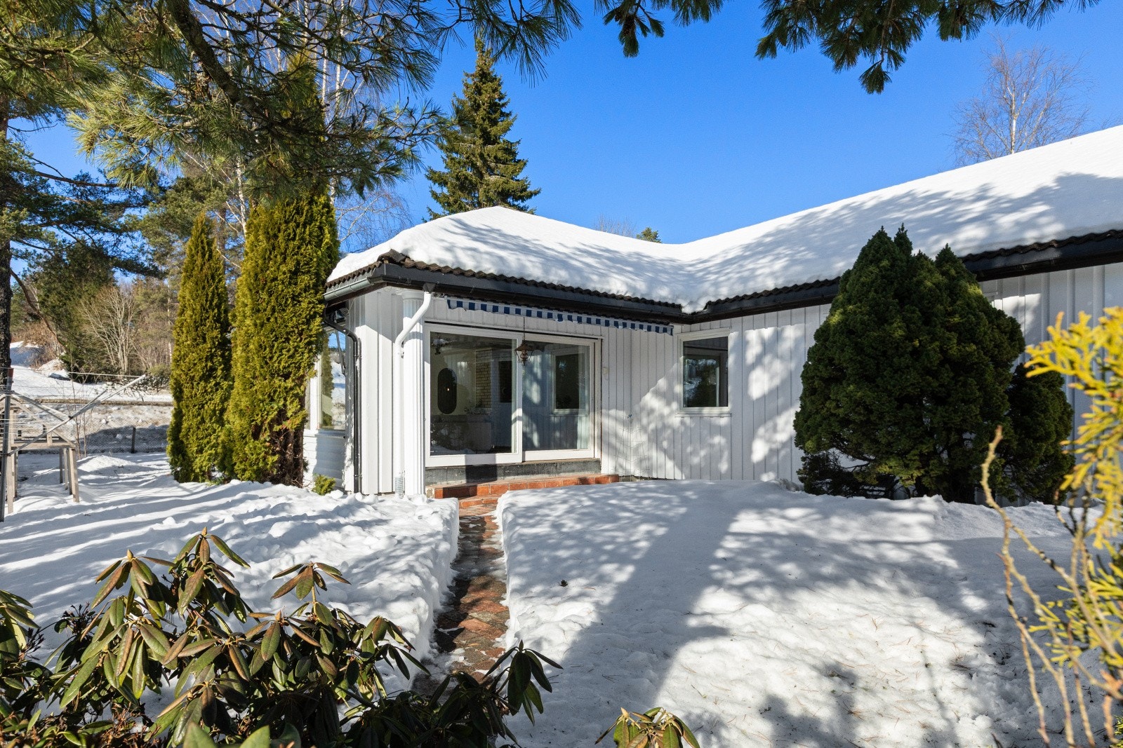 Fra stuen er det utgang til en steinbelagt terrasse, en plass som er en naturlig forlengelse av stuen på sommerstid. Galleribilde