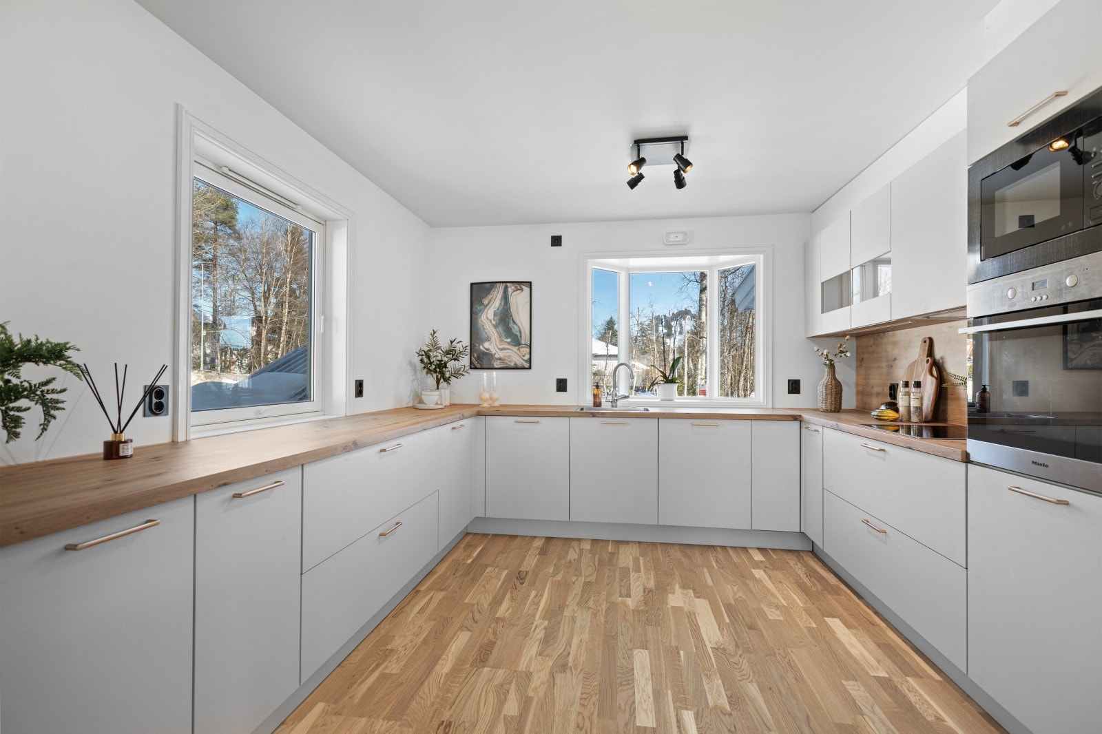 Kjøkkenet er rikelig utstyrt med skap-, skuff og benkeplass, og gir gode muligheter til å trylle frem de beste retter. Galleribilde