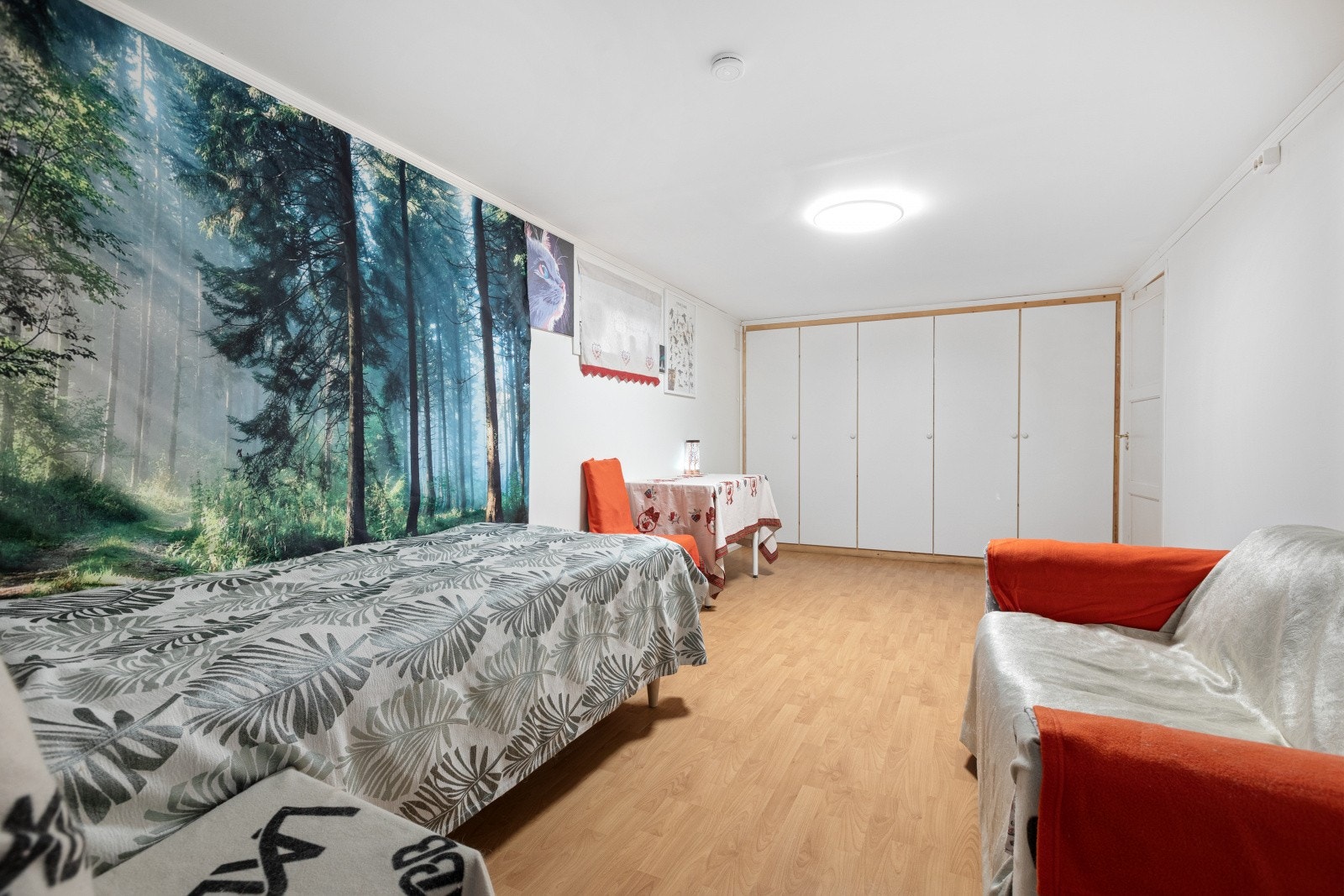 Dette er stuen i hybeldelen. Den er for tiden innredet som allrom. Galleribilde