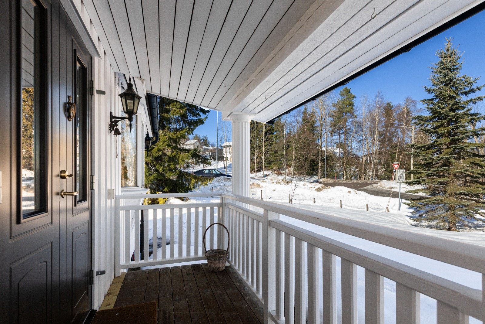 Velkommen inn! Boligen ønsker deg velkommen via et overbygd inngangsparti med tofløyet ytterdør. Galleribilde