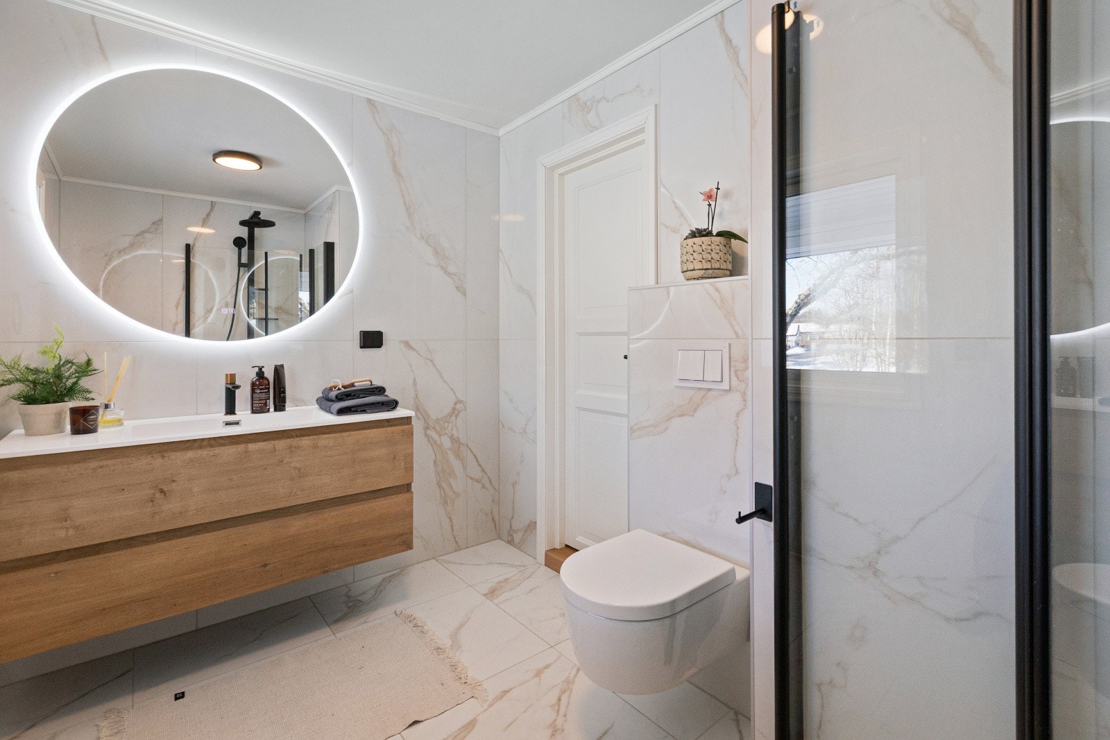 Det er opplegg for vaskemaskin og tørketrommel. Oppvarming via elektriske varmekabler i gulv. Galleribilde