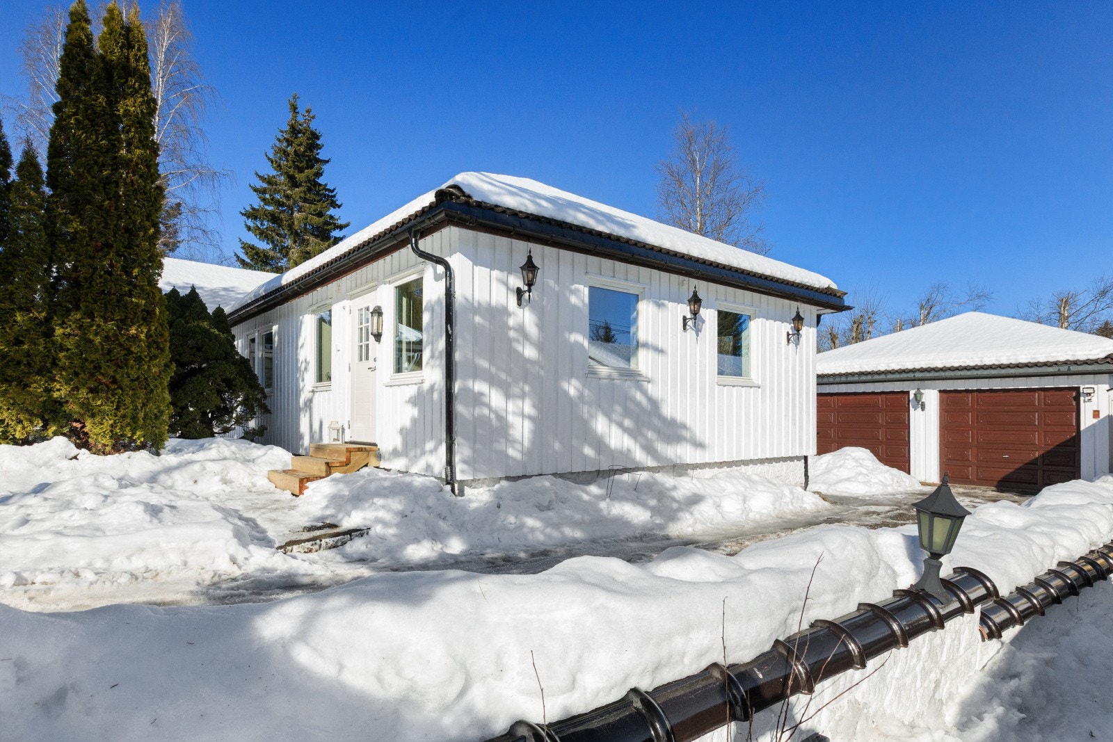 Eiendommen har en romslig dobbeltgarasje med elbillader. Galleribilde