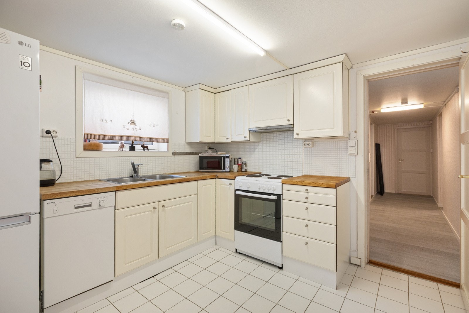 Fra kjellertrappen er det direkte tilgang til kjøkkenet. Galleribilde