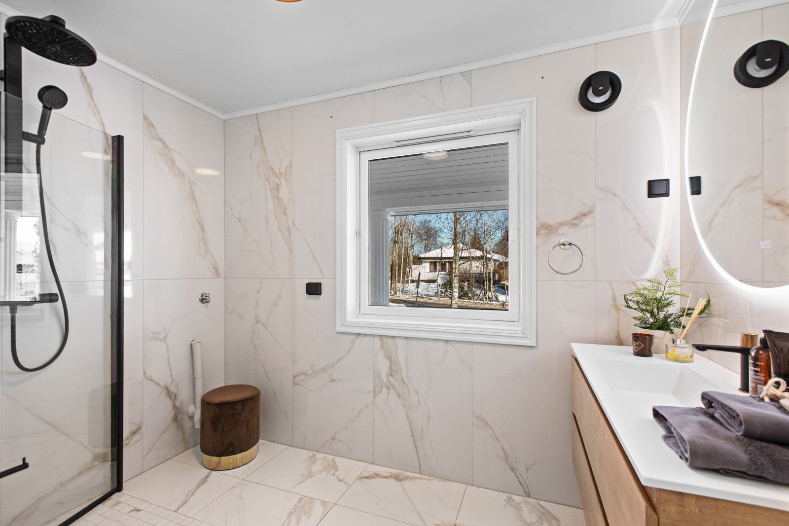 Delikat bad fra 2023 med moderne standard. Badet er utstyrt med vegghengt toalett, servant med skuffer, speil med integrert belysning og antidugg-funksjon samt dusj med innfellbare glassdører. Galleribilde