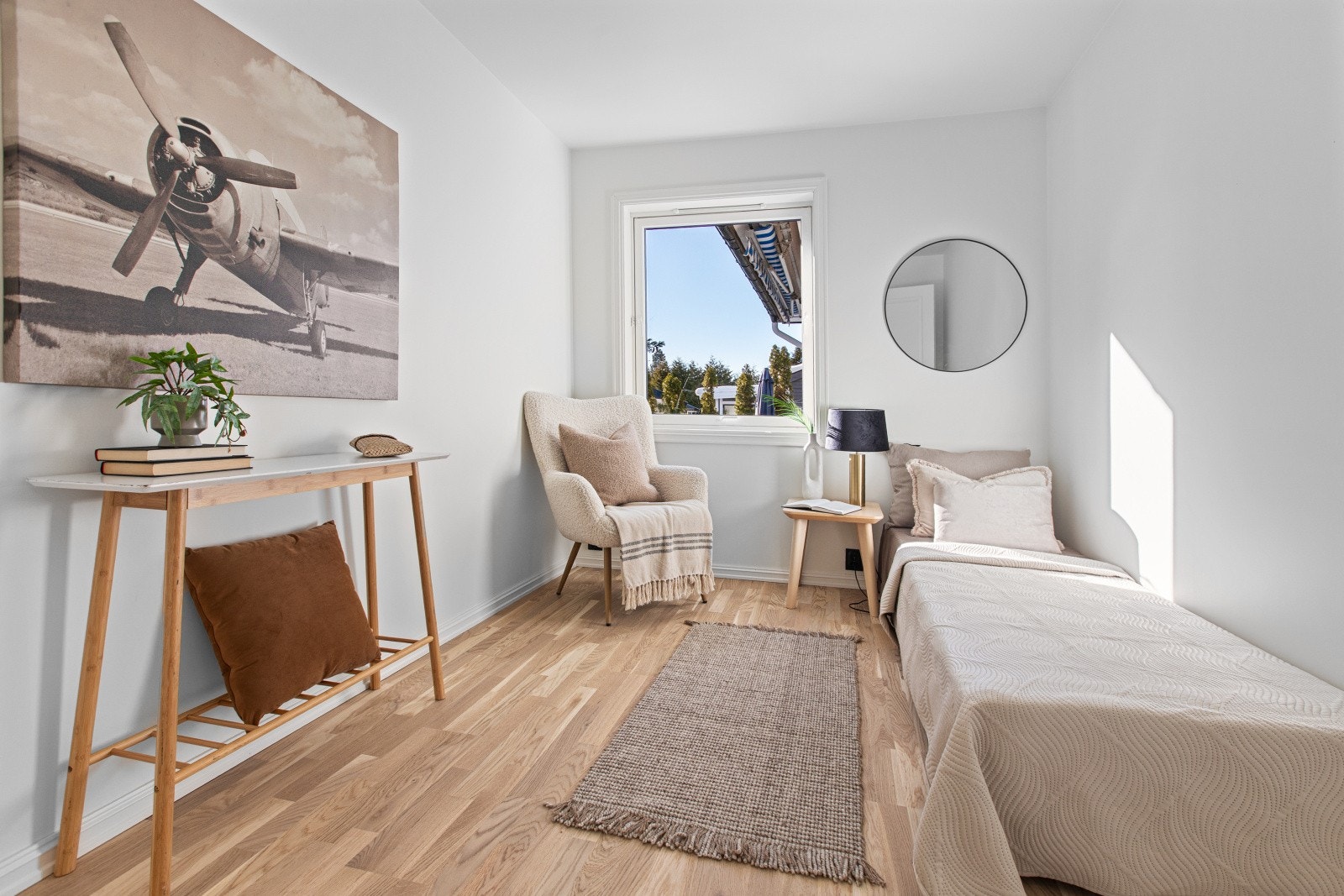 Soverom 2 med plass til garderobeløsning, nattbord, seng og skrivebord. Galleribilde