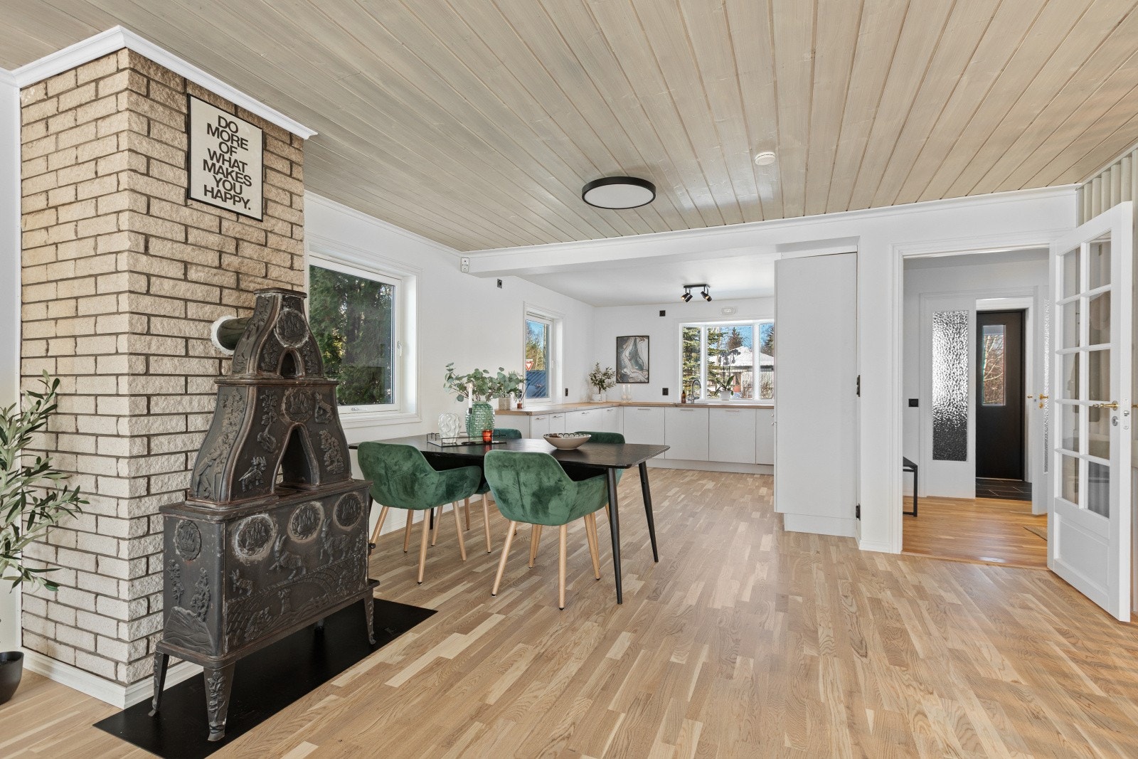 Videre innover hallen kommer du frem til eiendommens stue/kjøkken. Galleribilde