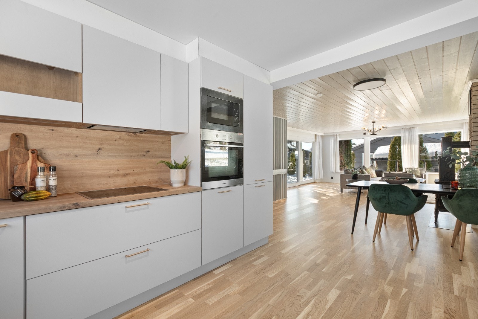 Den åpne og luftige løsningen skaper mer plass mellom stue og kjøkken. Galleribilde