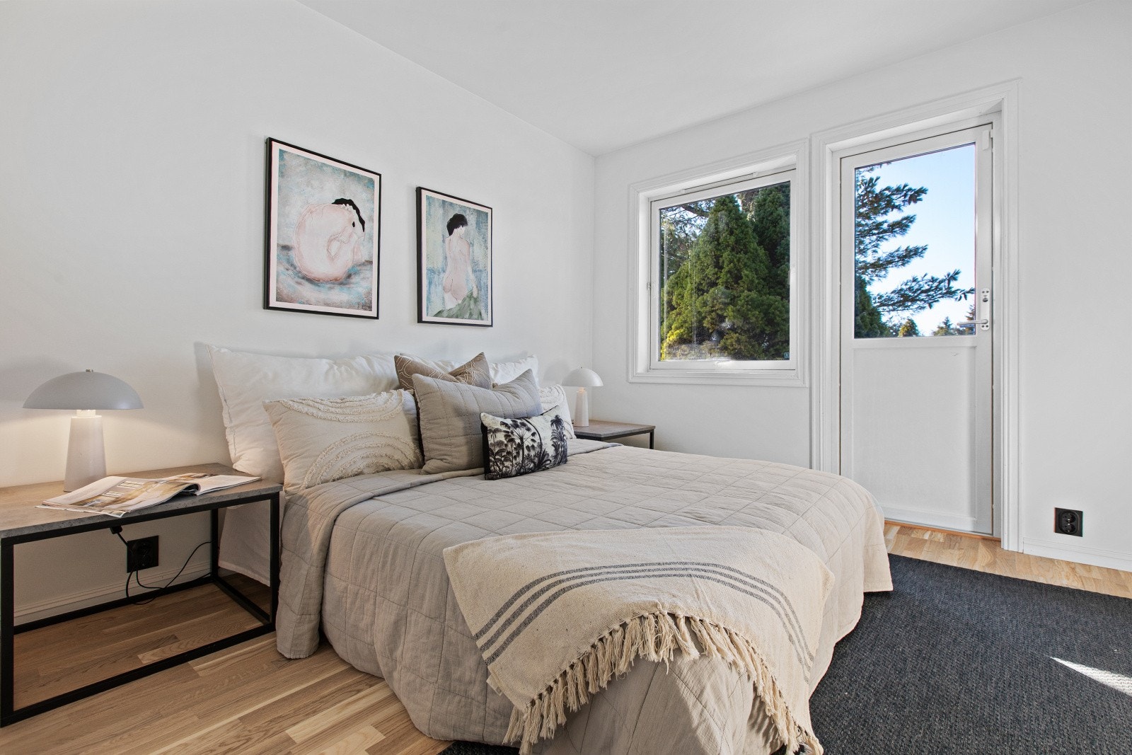 Hovedsoverom med plass til dobbeltseng og garderobe. Fra hovedsoverommet er det utgang til Galleribilde