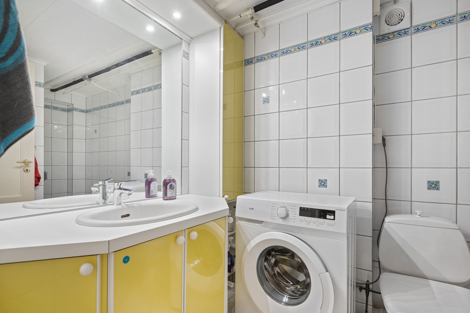 Badet i kjelleren er utstyrt med servant, speil med belysning, WC og dusjhjørne. Det er opplegg for vaskemaskin og tørketrommel på badet. Galleribilde