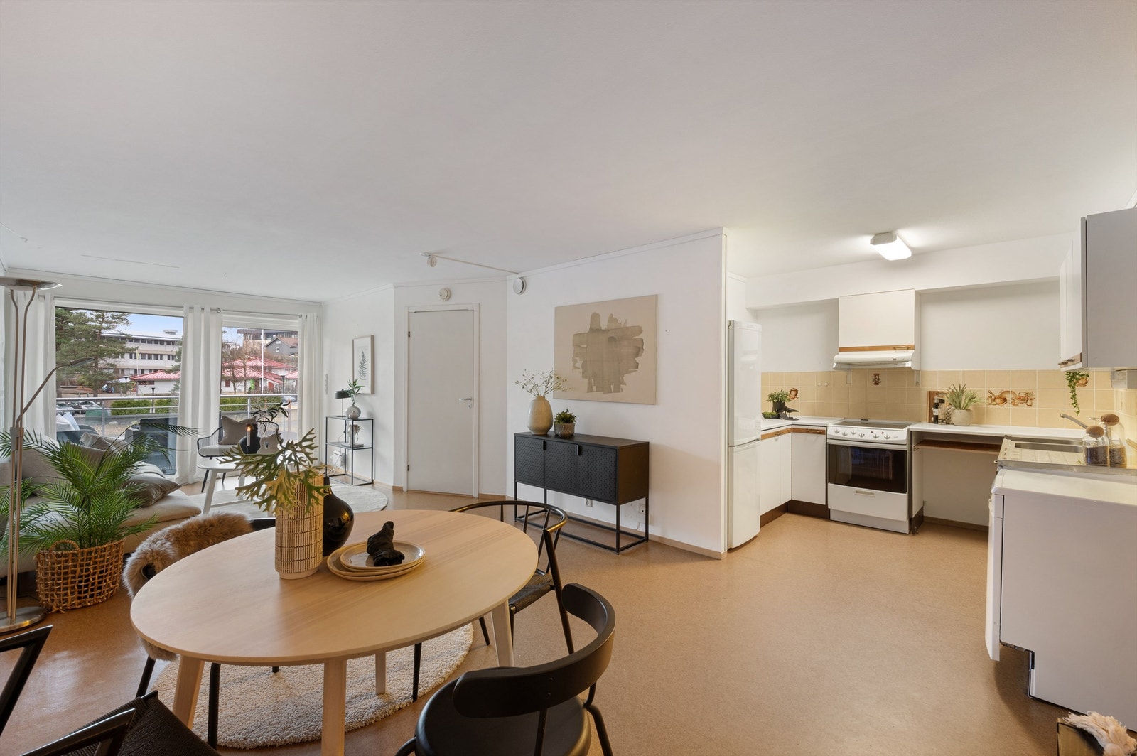 Leiligheten har en praktisk og fin planløsning som gir store oppholdsrom og stor stue med åpen løsning mot kjøkken. Galleribilde
