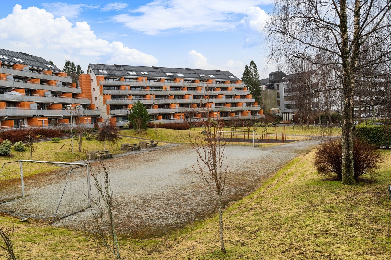 Store fellesområder i borettslaget. Leiligheten er kun en kort spasertur unna dagligvare, store arbeidsplasser og bybanestopp. Galleribilde